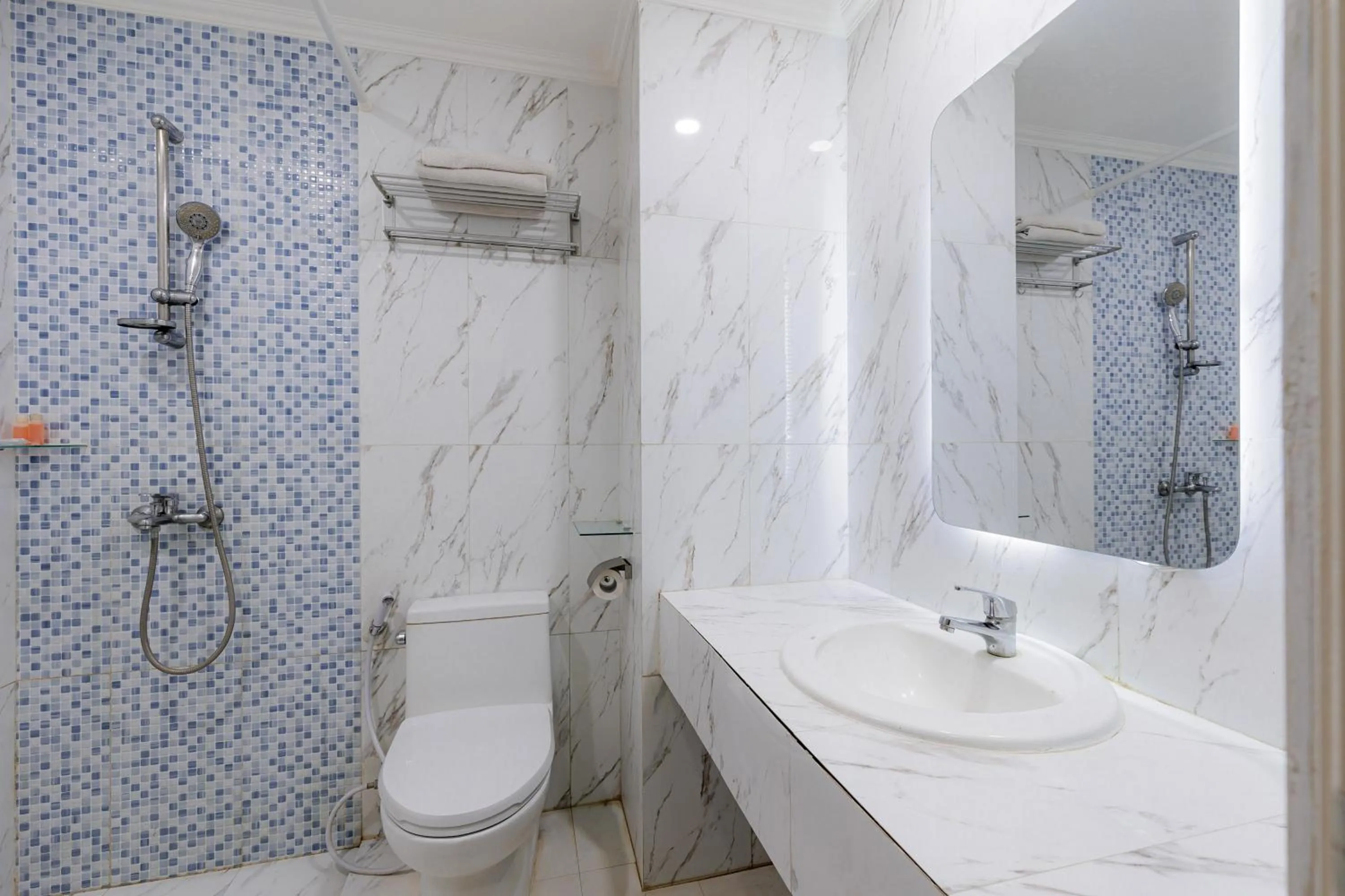Bathroom in RedDoorz Plus near Kebayoran Baru Blok S