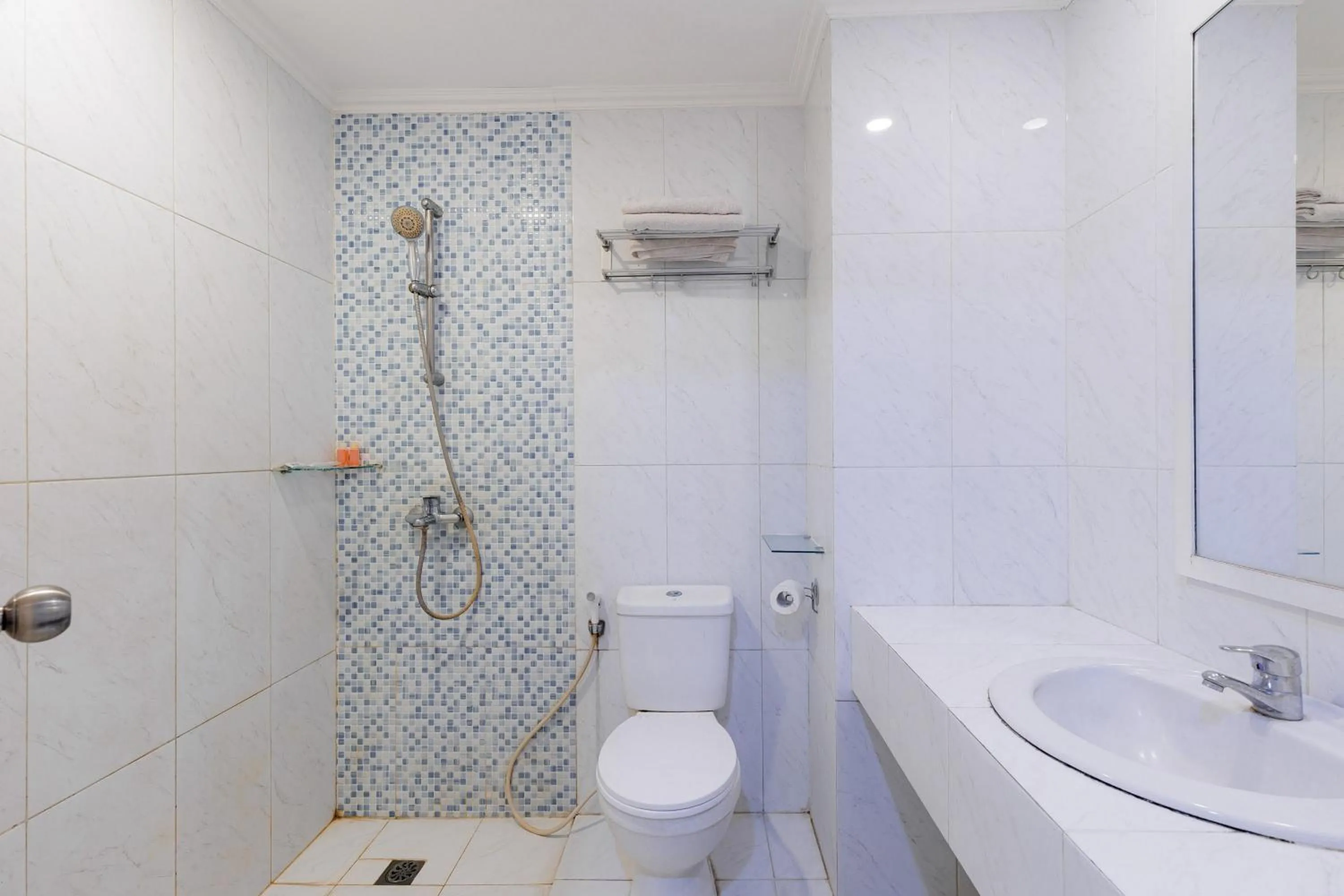 Bathroom in RedDoorz Plus near Kebayoran Baru Blok S