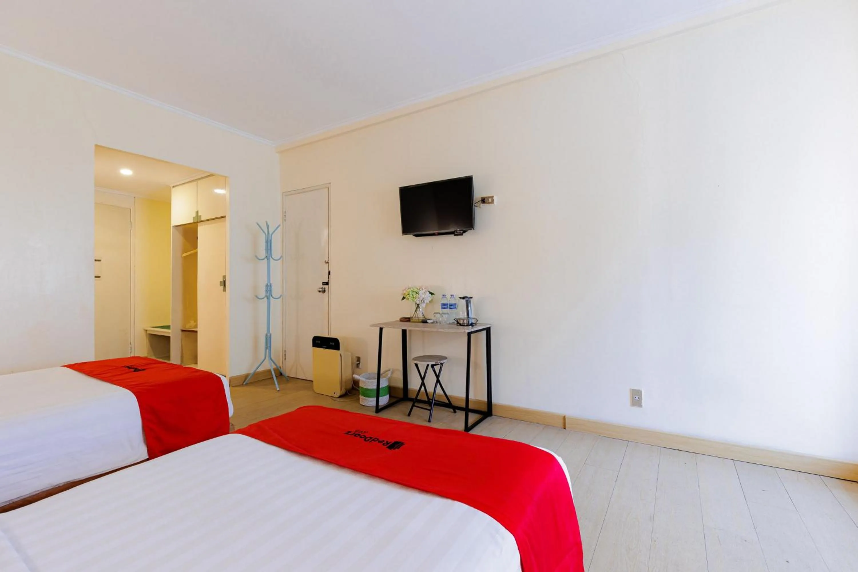 Bedroom, Bed in RedDoorz Plus near Kebayoran Baru Blok S