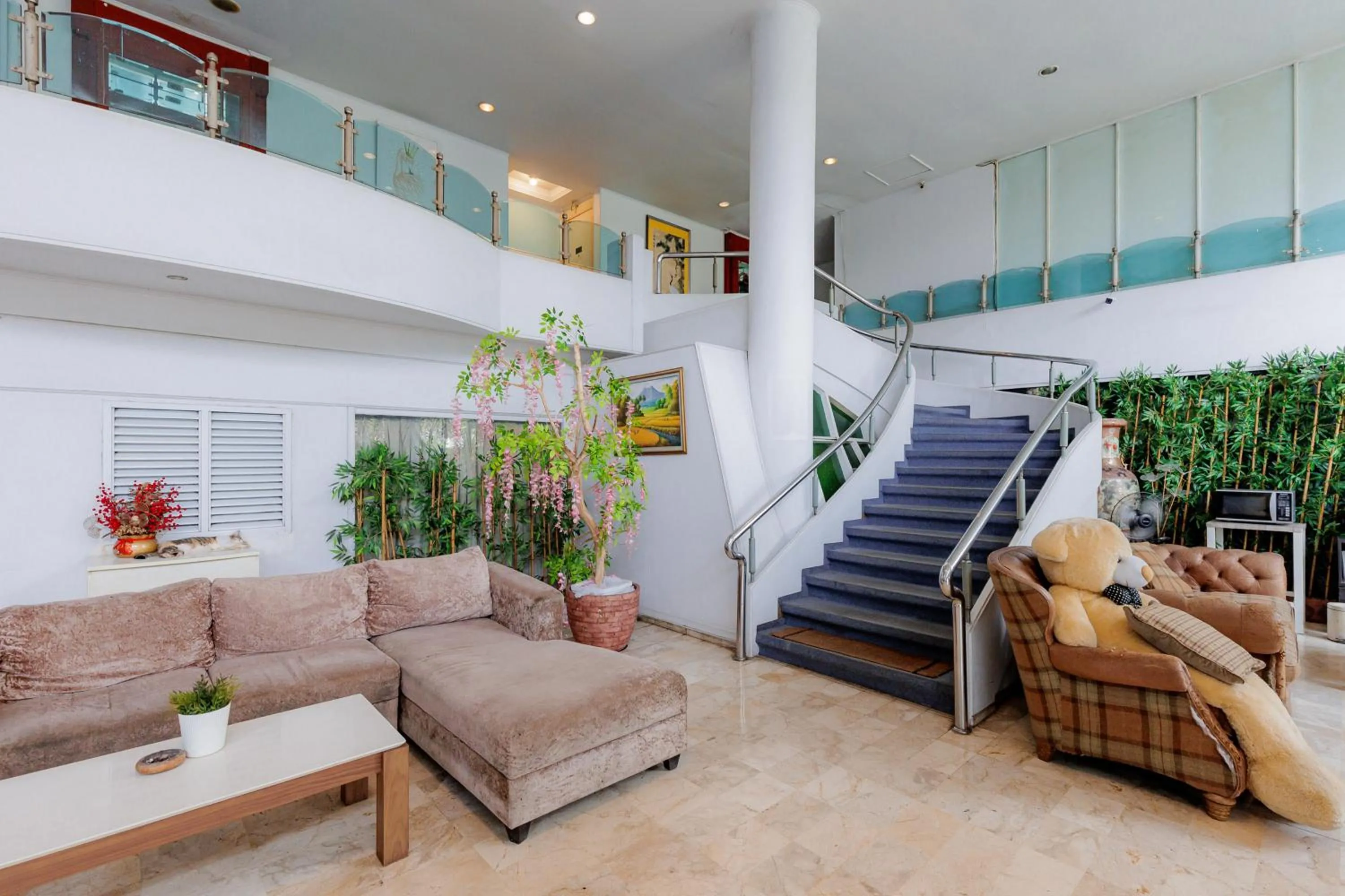 Seating area in RedDoorz Plus near Kebayoran Baru Blok S