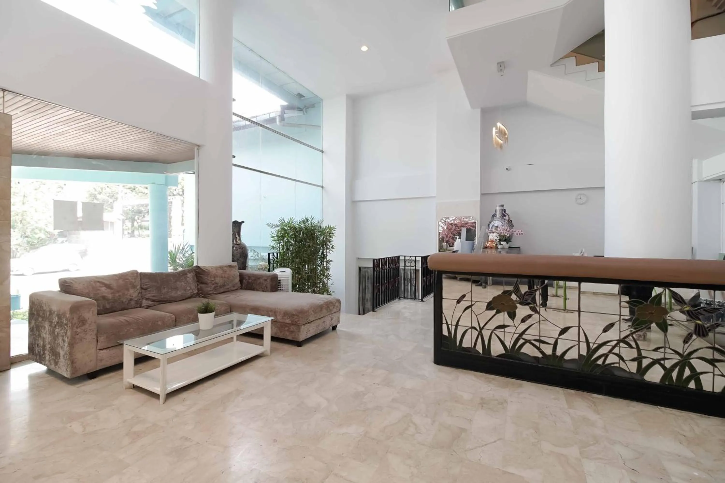 Lobby or reception in RedDoorz Plus near Kebayoran Baru Blok S