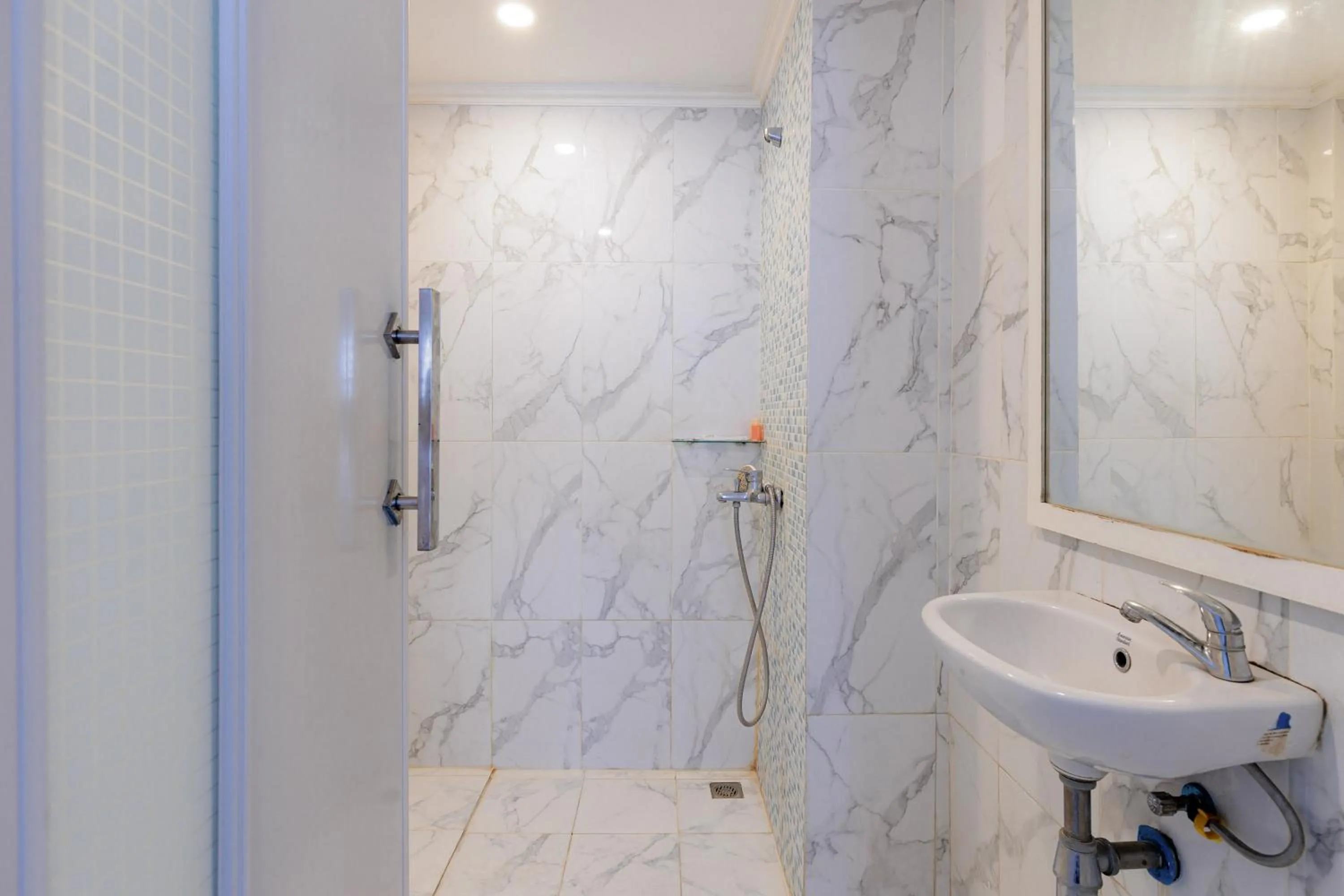 Bathroom in RedDoorz Plus near Kebayoran Baru Blok S