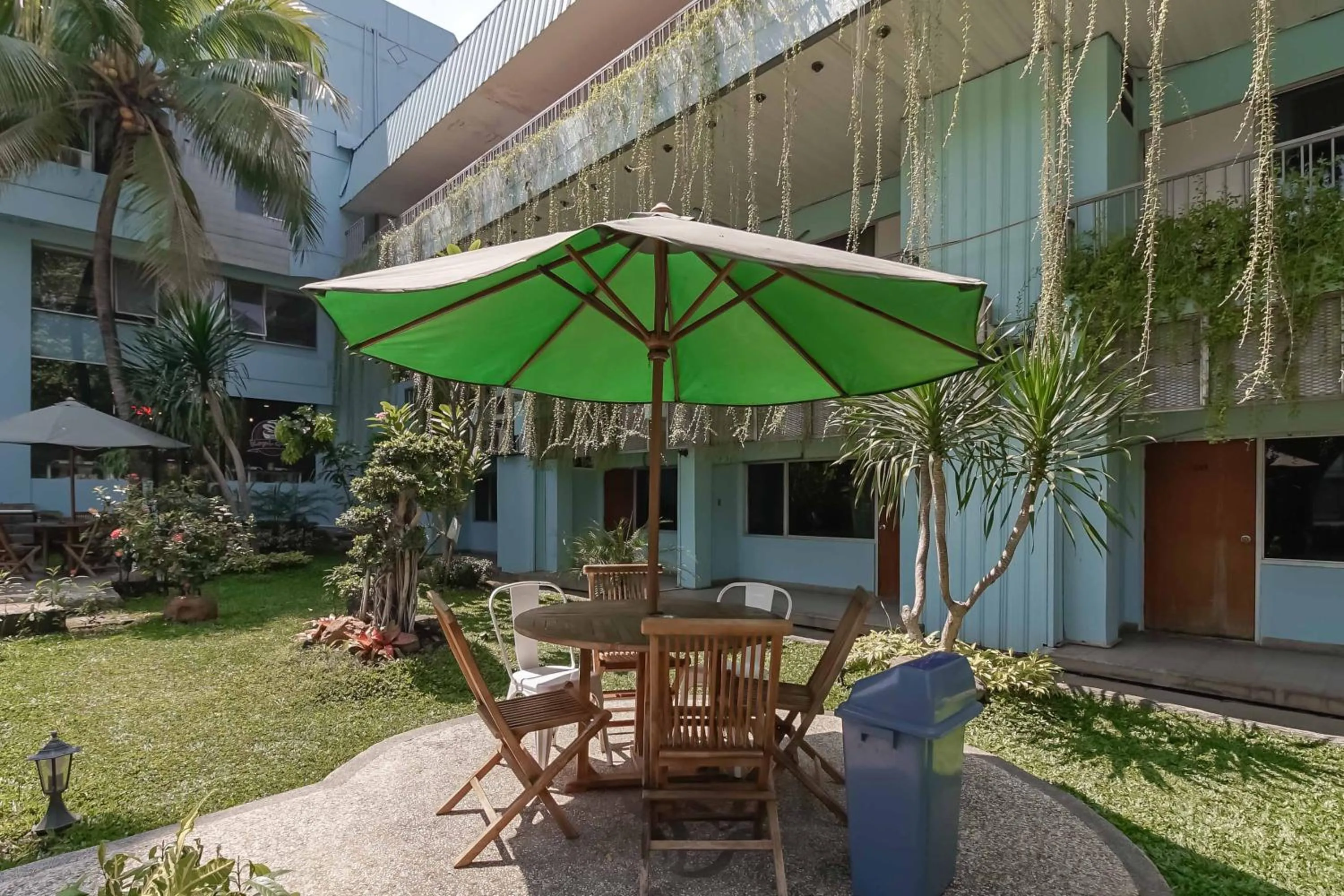 Garden in RedDoorz Plus near Kebayoran Baru Blok S