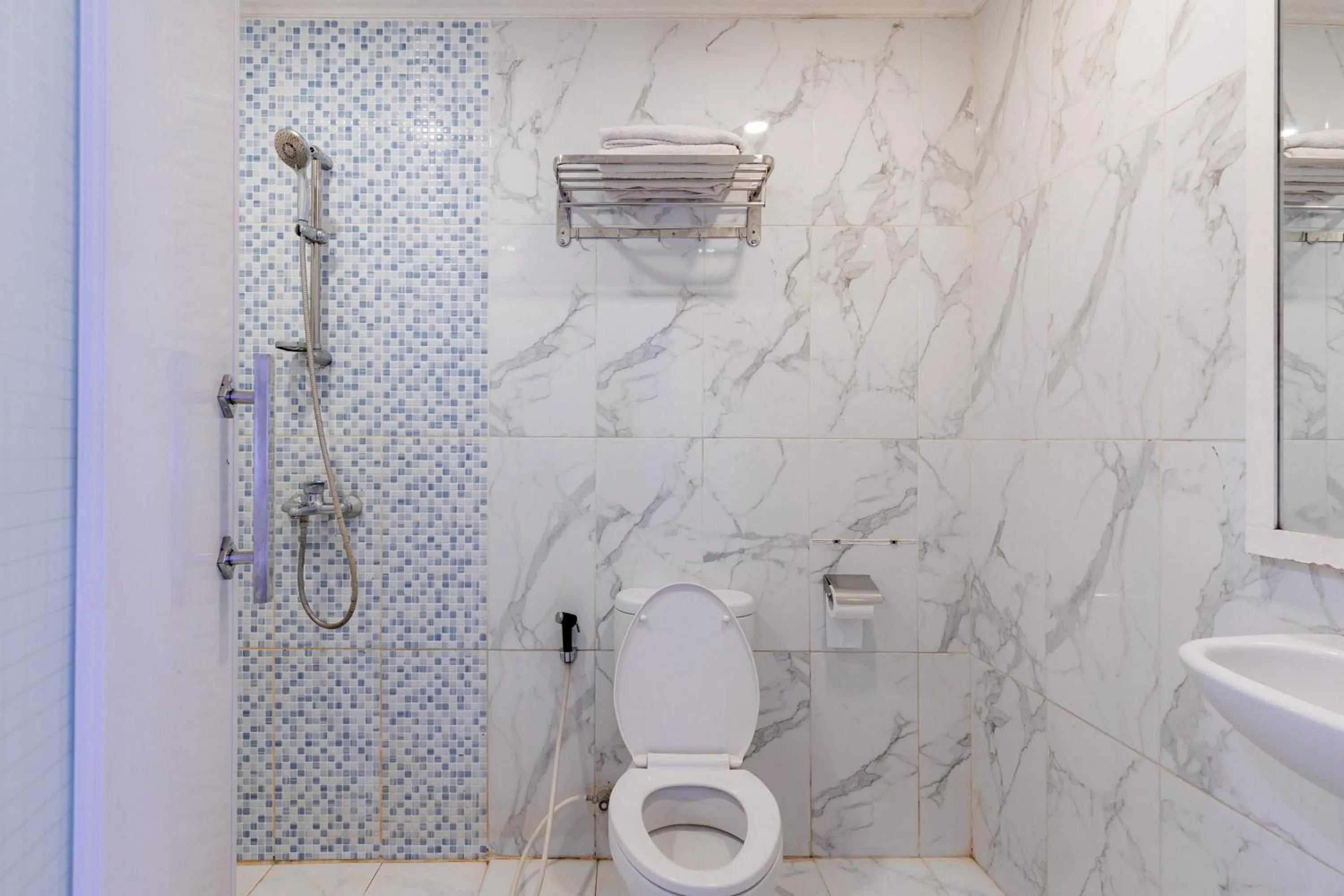 Bathroom in RedDoorz Plus near Kebayoran Baru Blok S