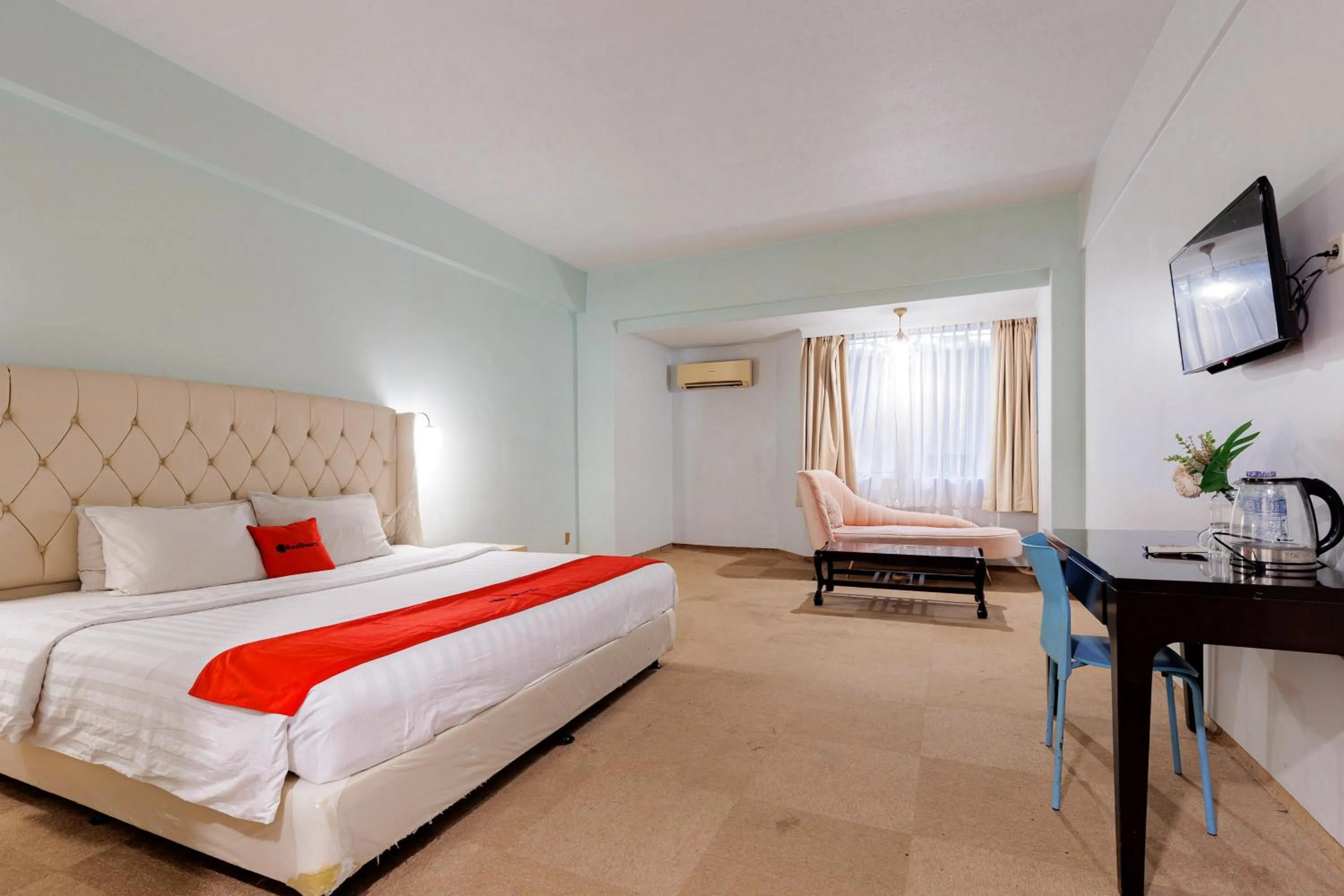 Bedroom, Bed in RedDoorz Plus near Kebayoran Baru Blok S