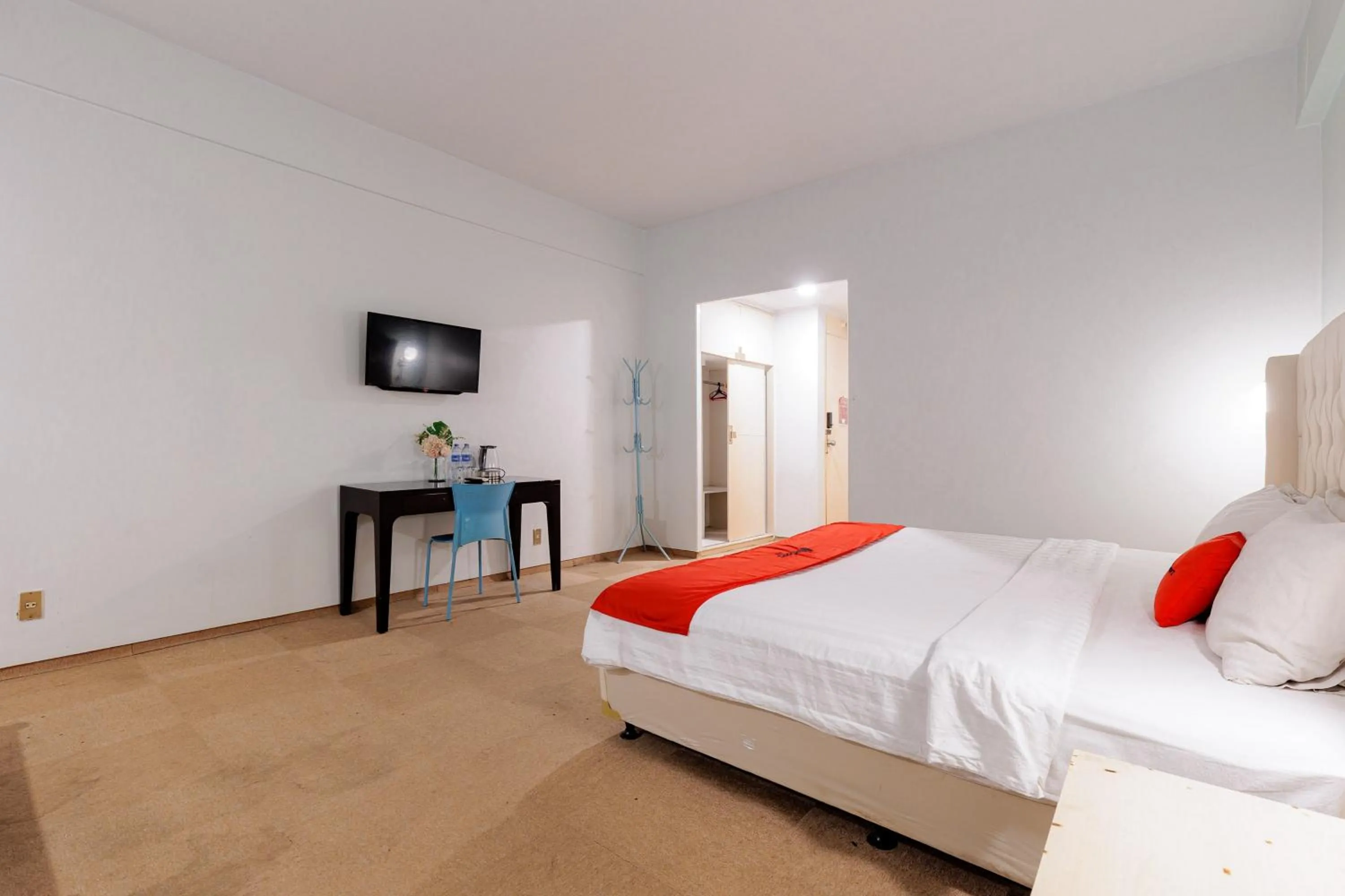 Bedroom, Bed in RedDoorz Plus near Kebayoran Baru Blok S