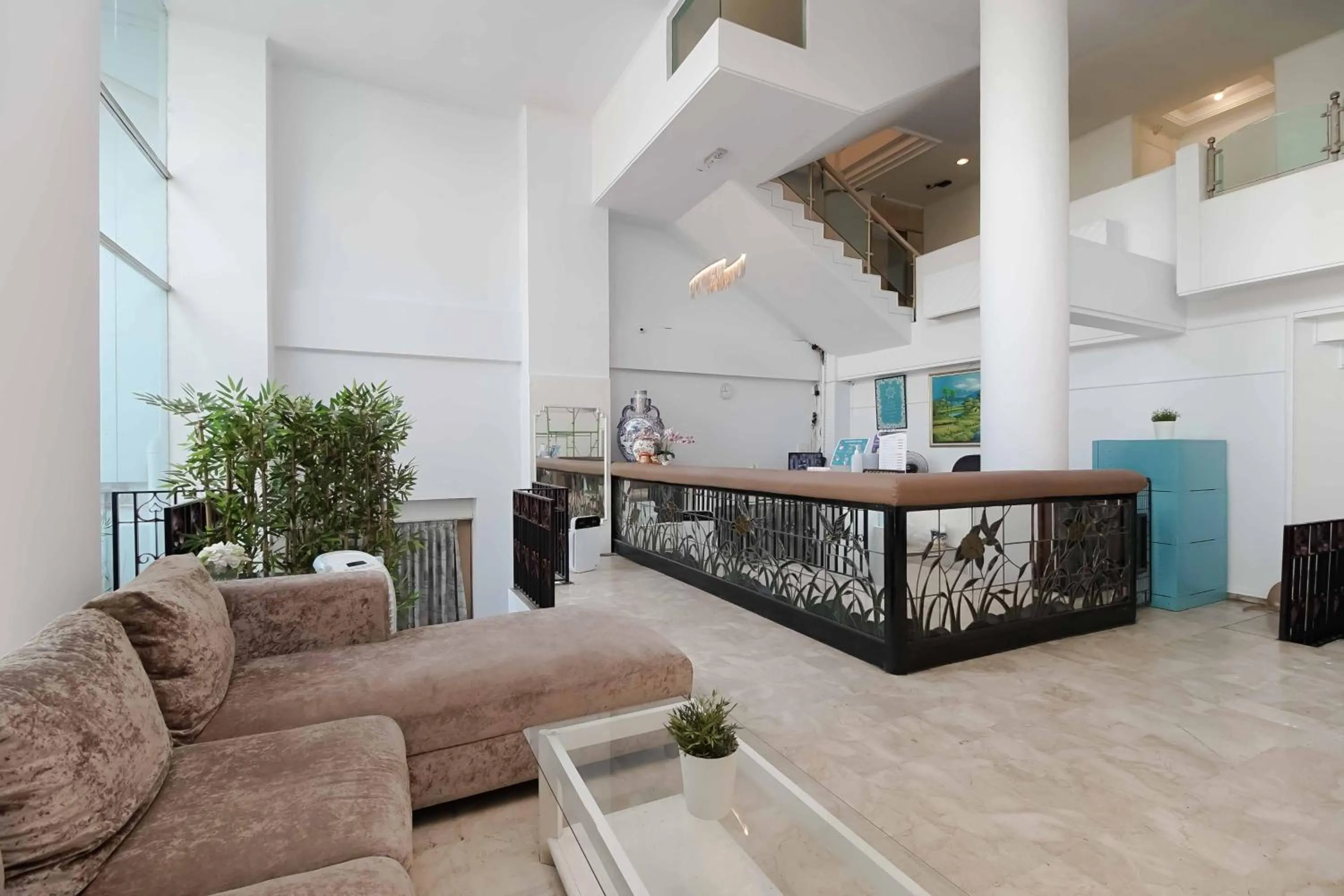 Lobby or reception in RedDoorz Plus near Kebayoran Baru Blok S