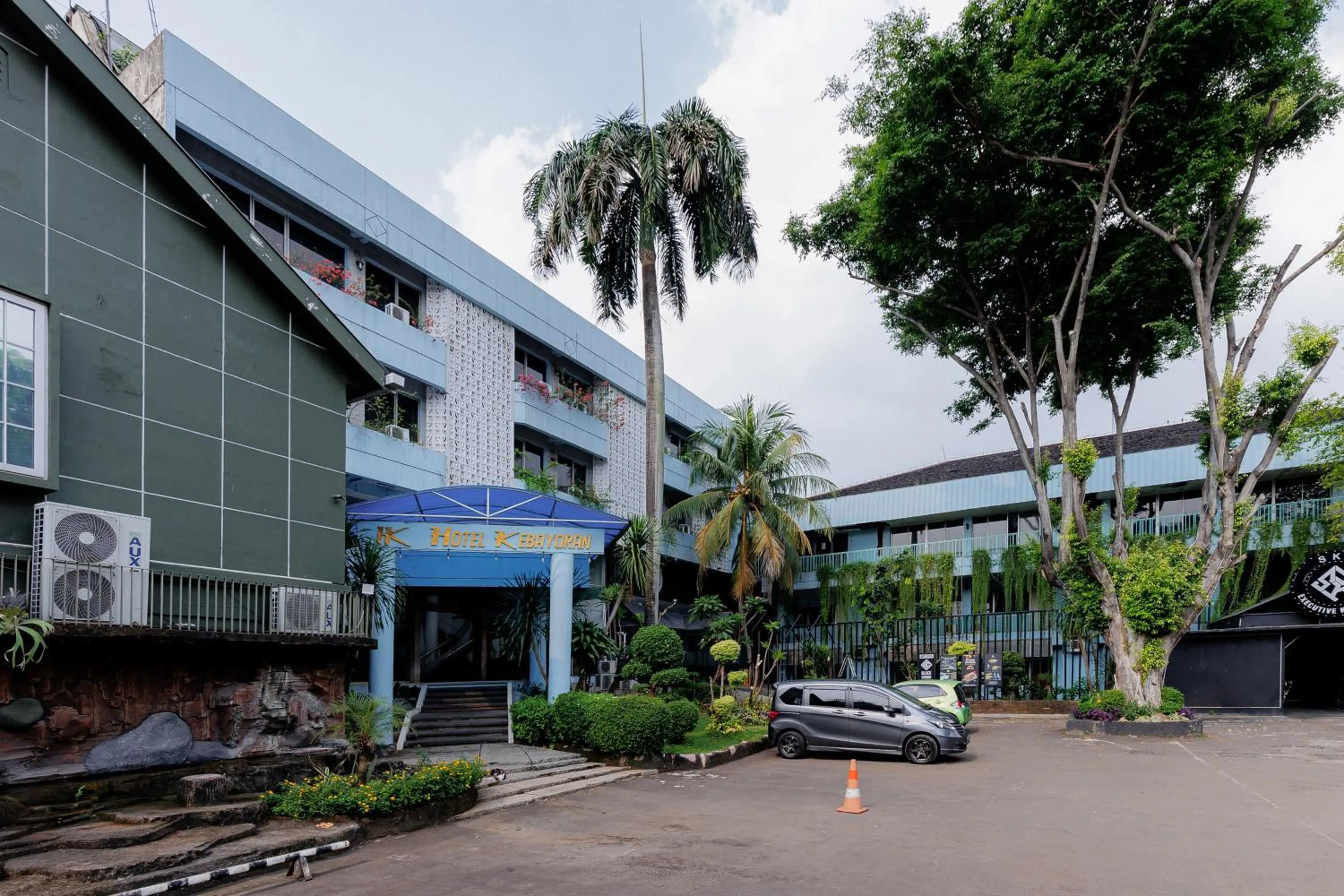 Facade/entrance in RedDoorz Plus near Kebayoran Baru Blok S
