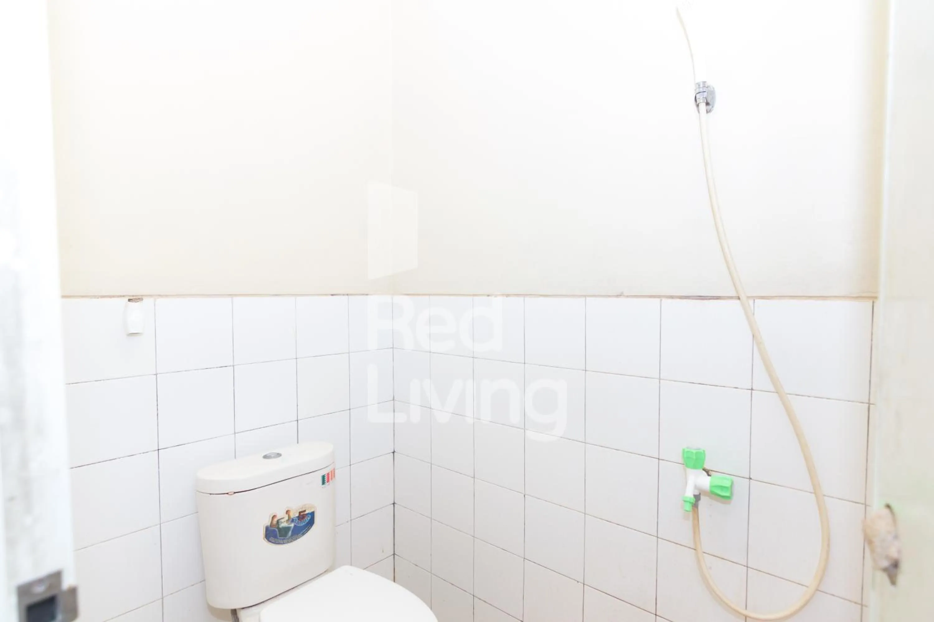 Bathroom in RedLiving Apartemen Emerald Hill - SR Rooms Tower Green