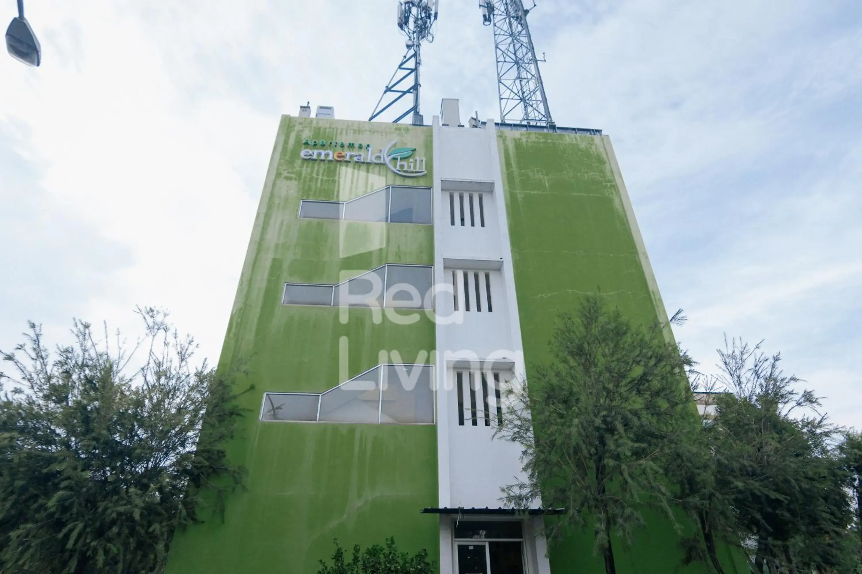 Property building in RedLiving Apartemen Emerald Hill - SR Rooms Tower Green Property building in RedLiving Apartemen Emerald Hill - SR Rooms Tower Green