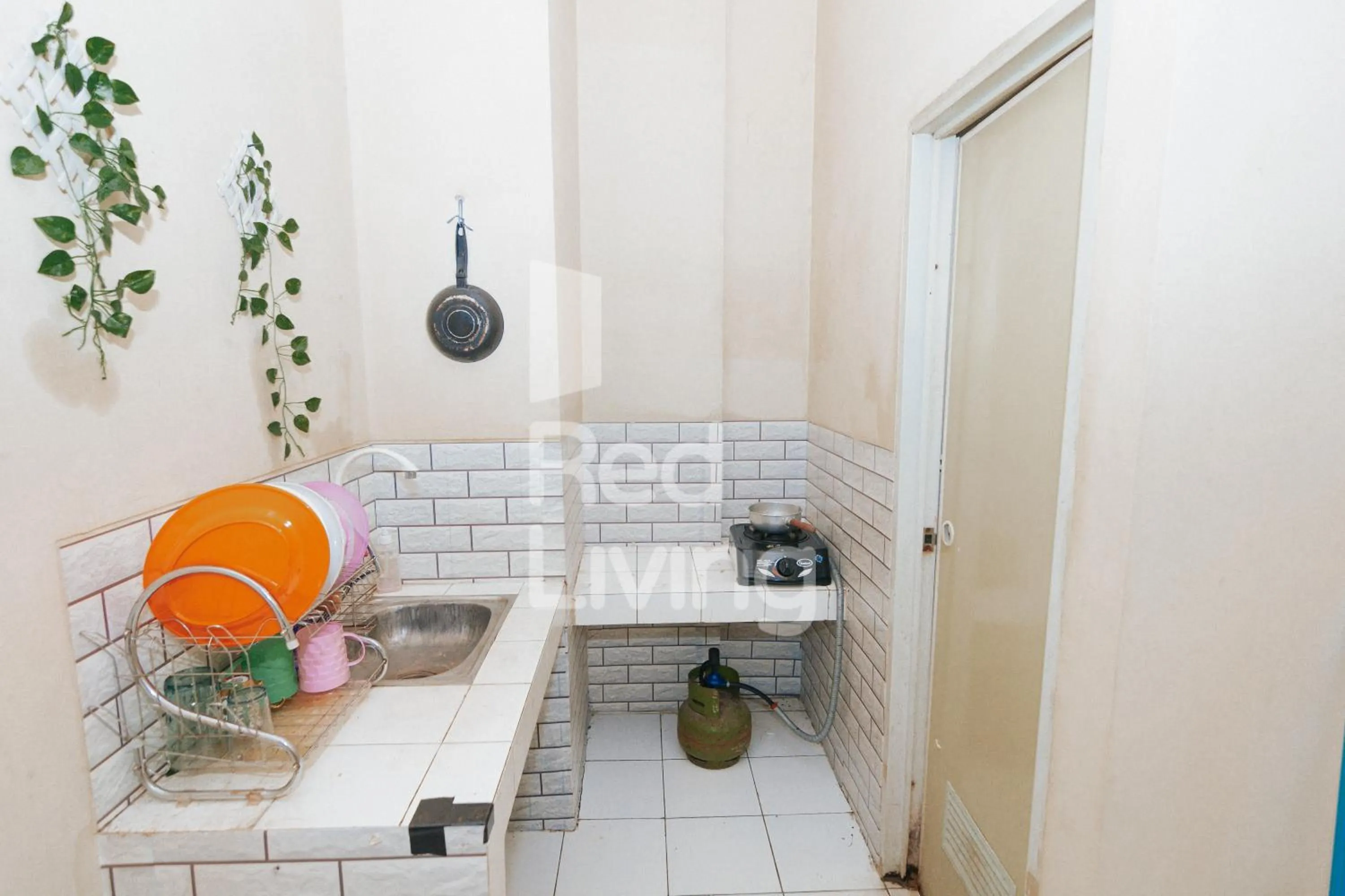 Kitchen or kitchenette in RedLiving Apartemen Emerald Hill - SR Rooms Tower Green