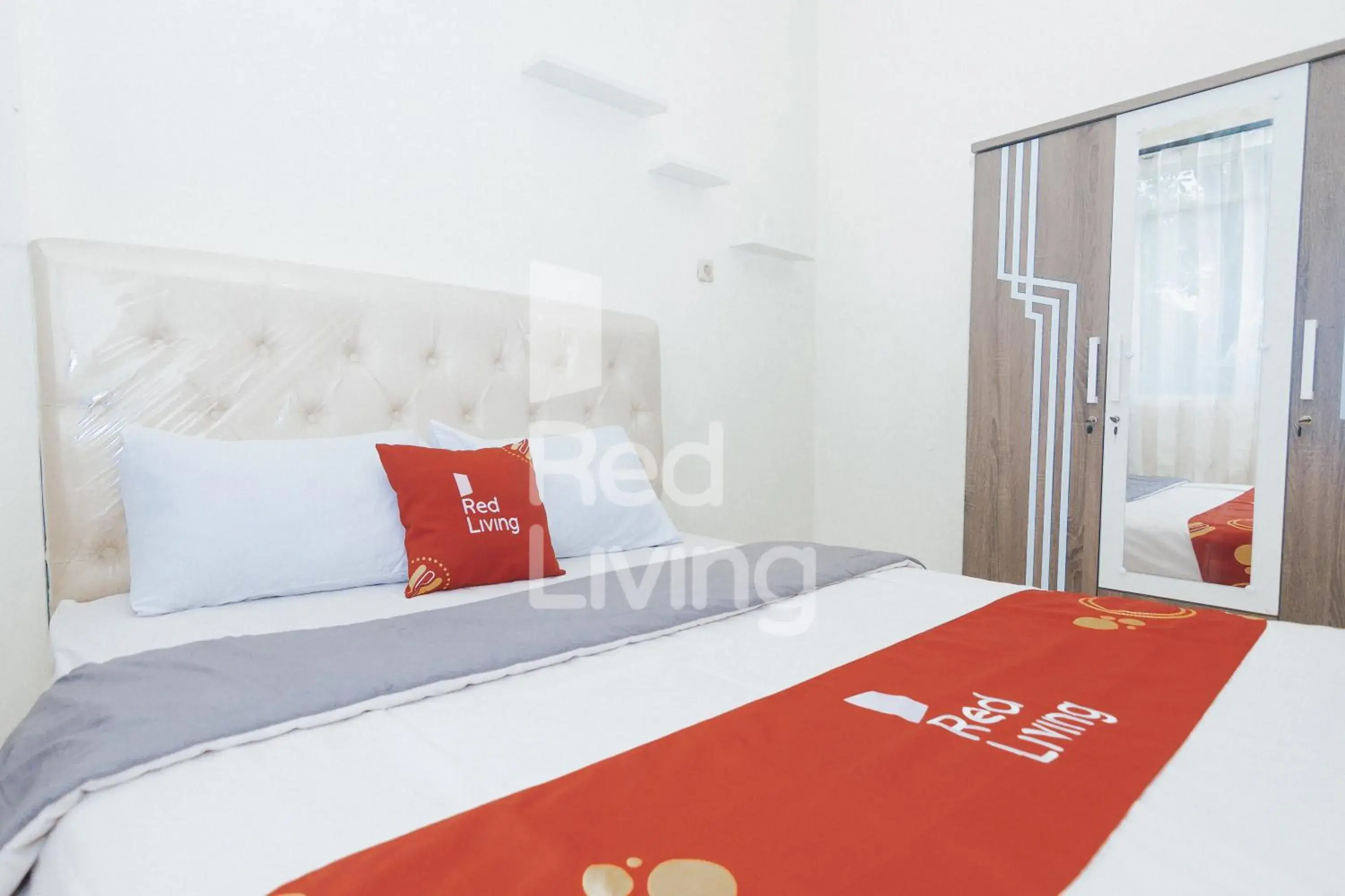 Deluxe Double Studio in RedLiving Apartemen Emerald Hill - SR Rooms Tower Green Deluxe Double Studio in RedLiving Apartemen Emerald Hill - SR Rooms Tower Green