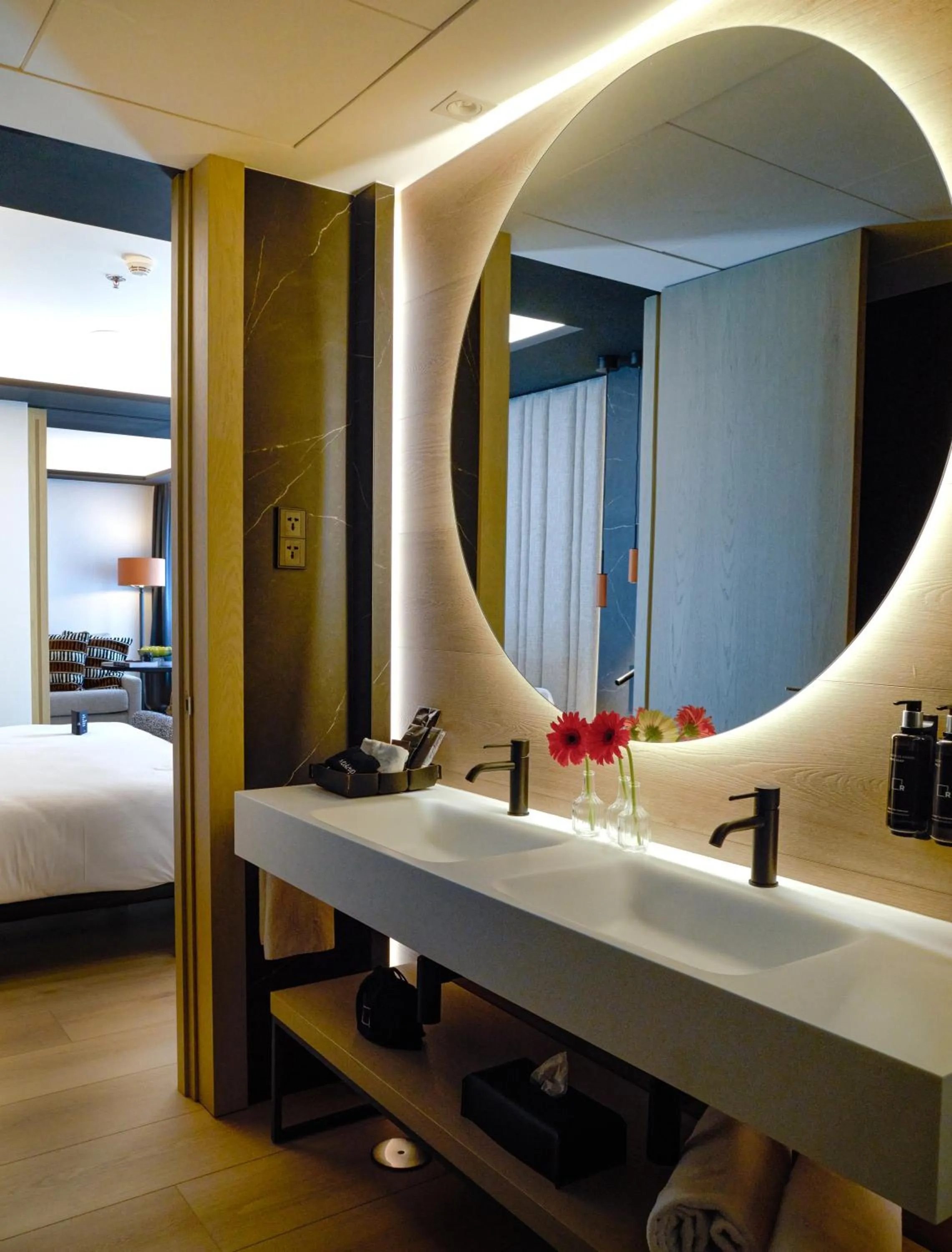 Bathroom, Bed in Hotel Regina