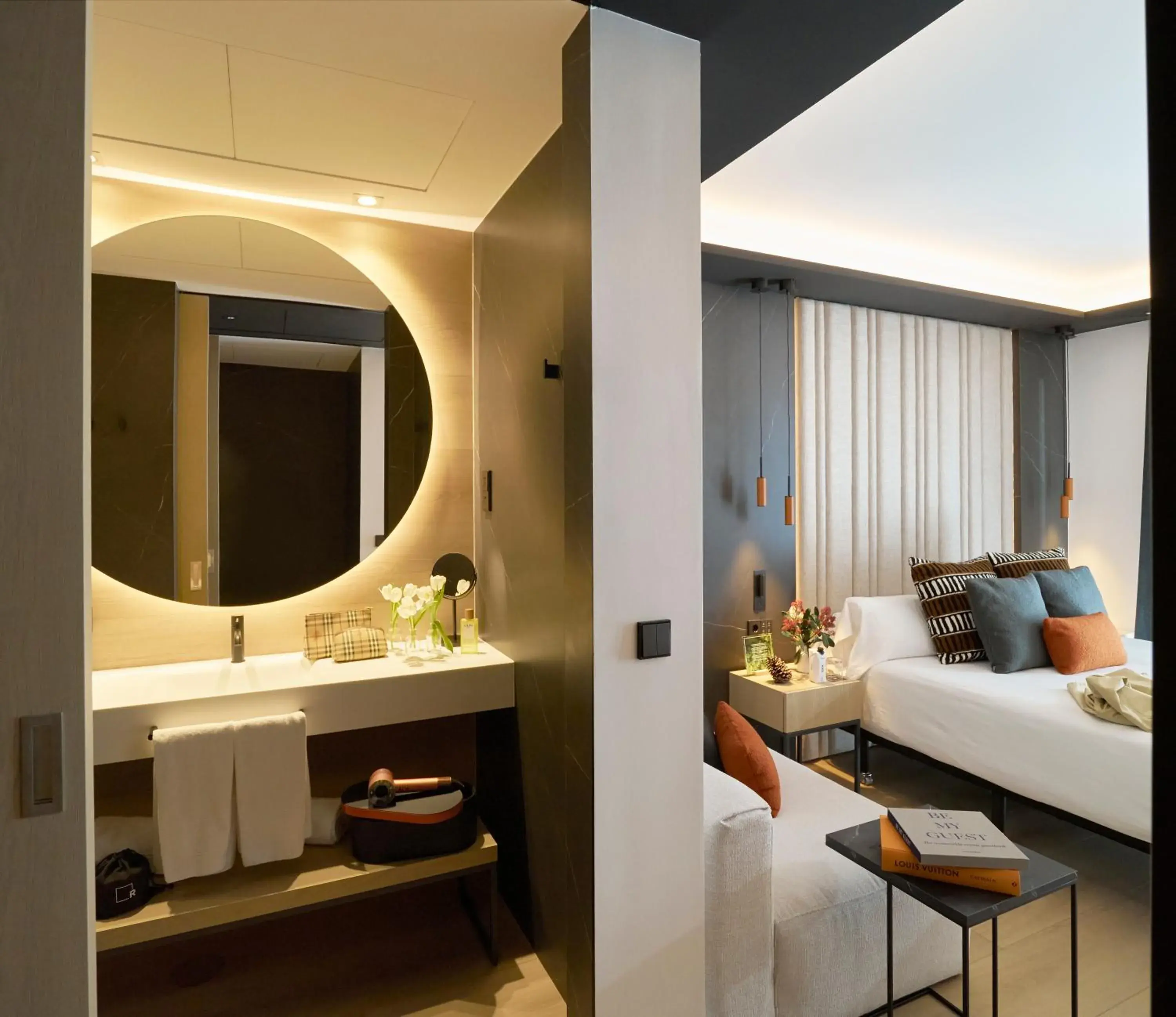 Bathroom, Bed in Hotel Regina Bathroom, Bed in Hotel Regina