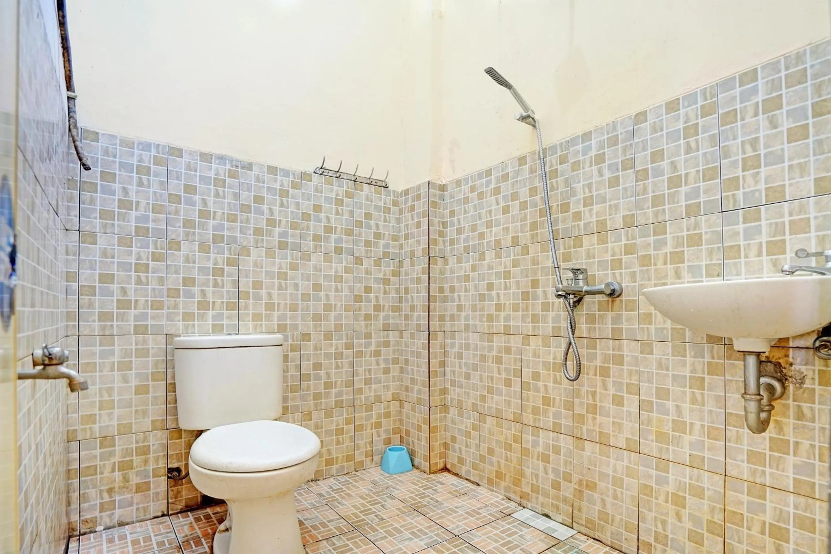 Bathroom in OYO Life 91984 Taufik Kost Syariah