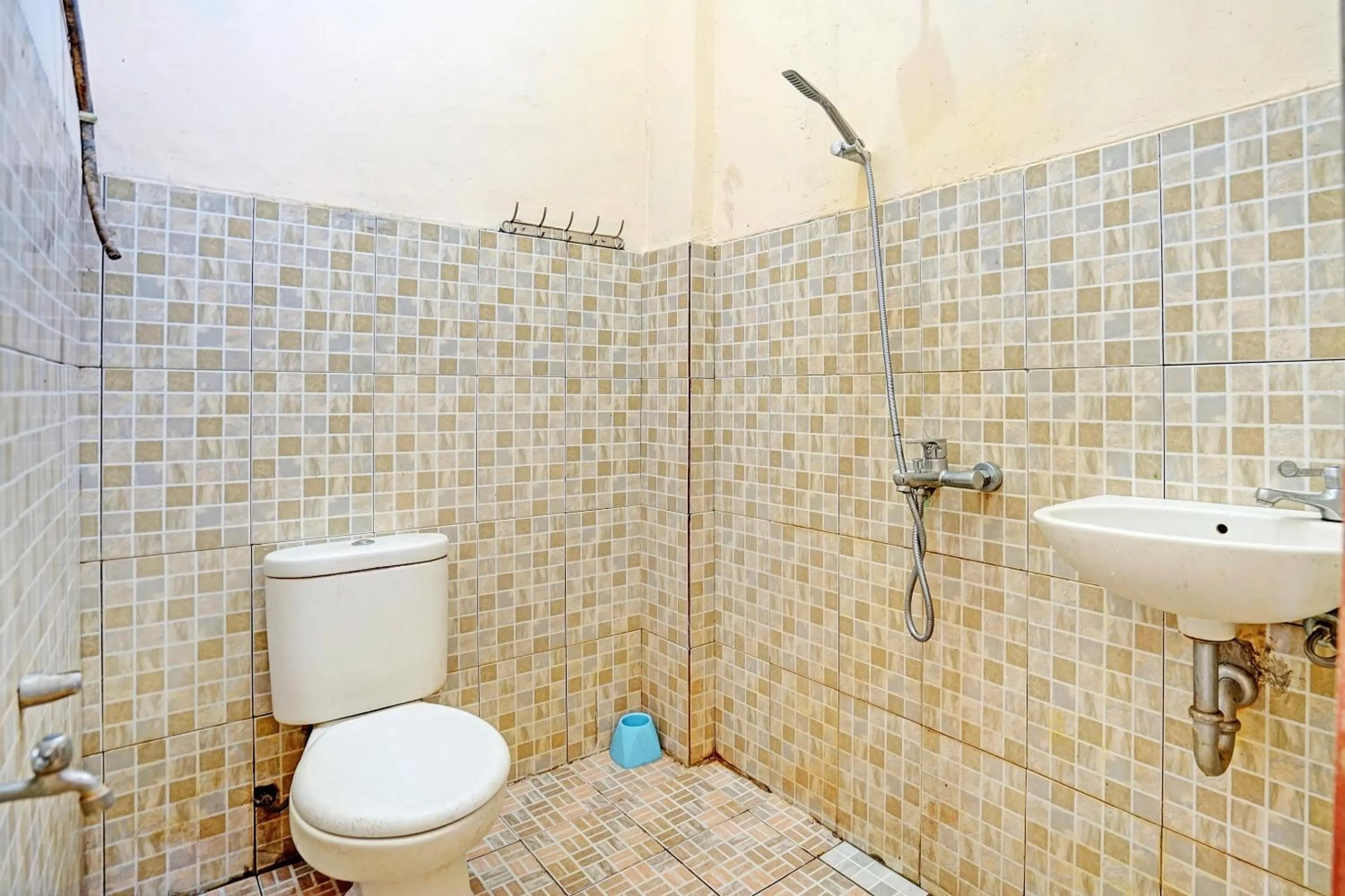 Bathroom in OYO Life 91984 Taufik Kost Syariah