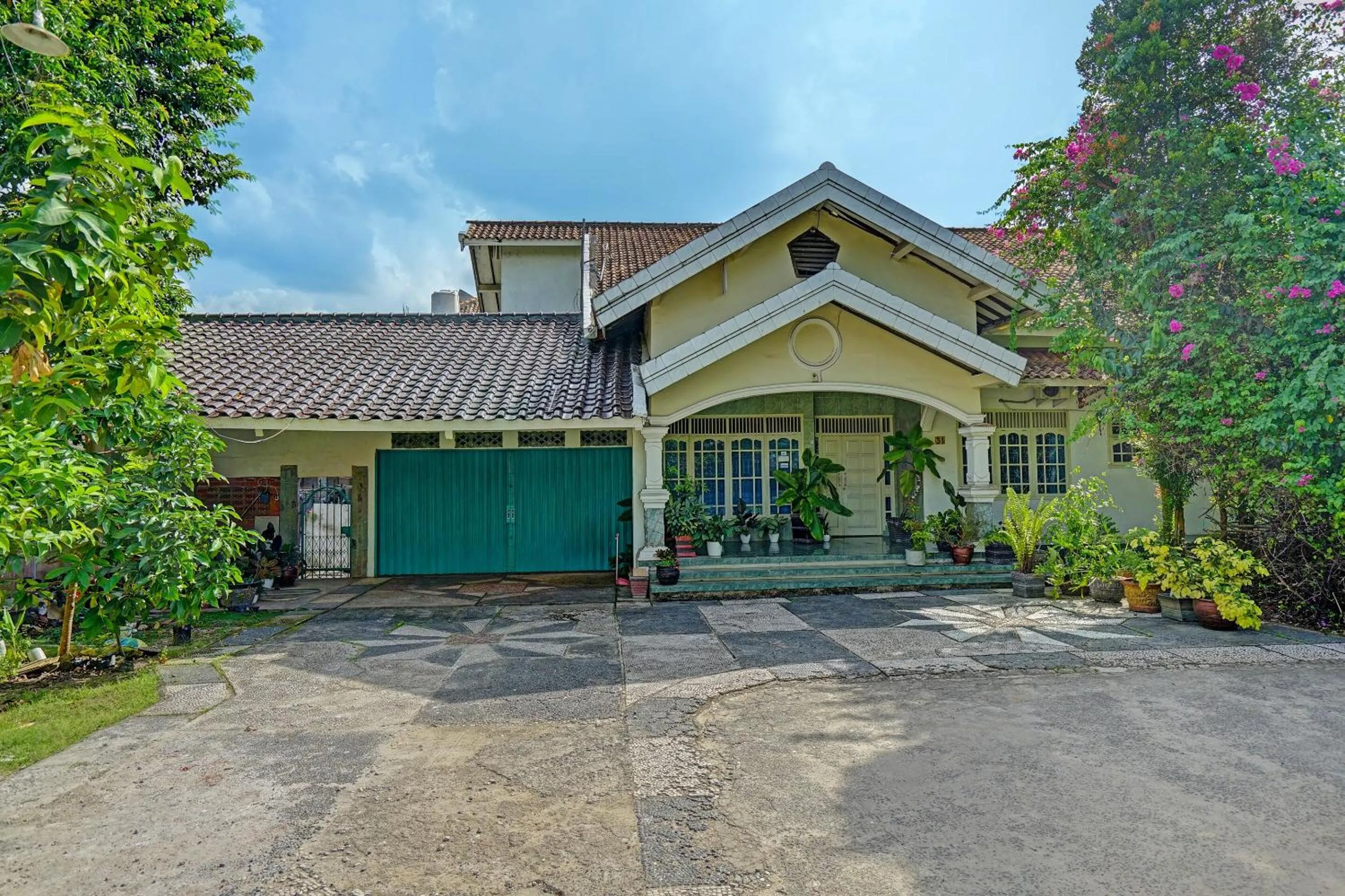 Facade/entrance in OYO Life 91984 Taufik Kost Syariah