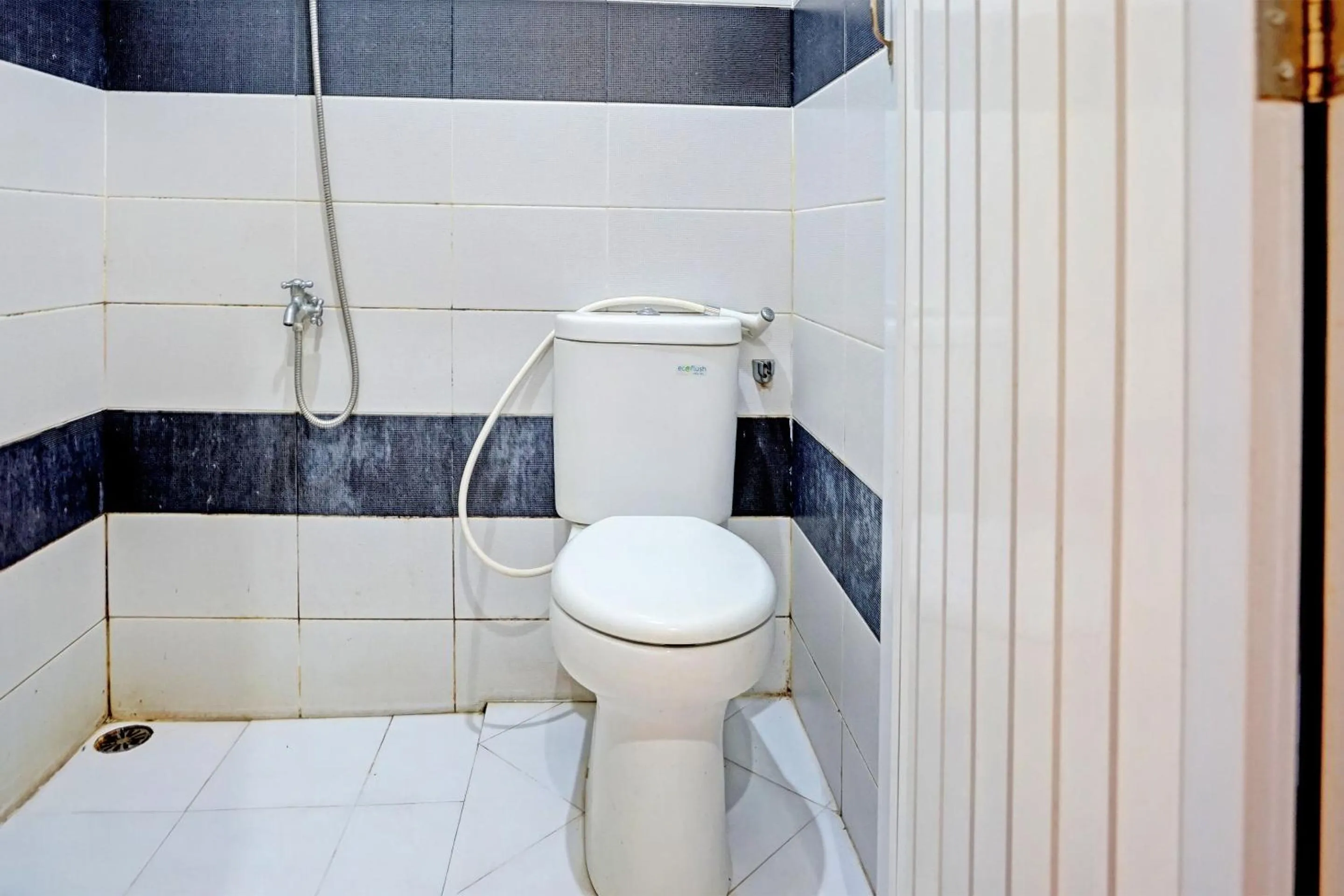 Bathroom in OYO Life 91989 K24 Residence Syariah