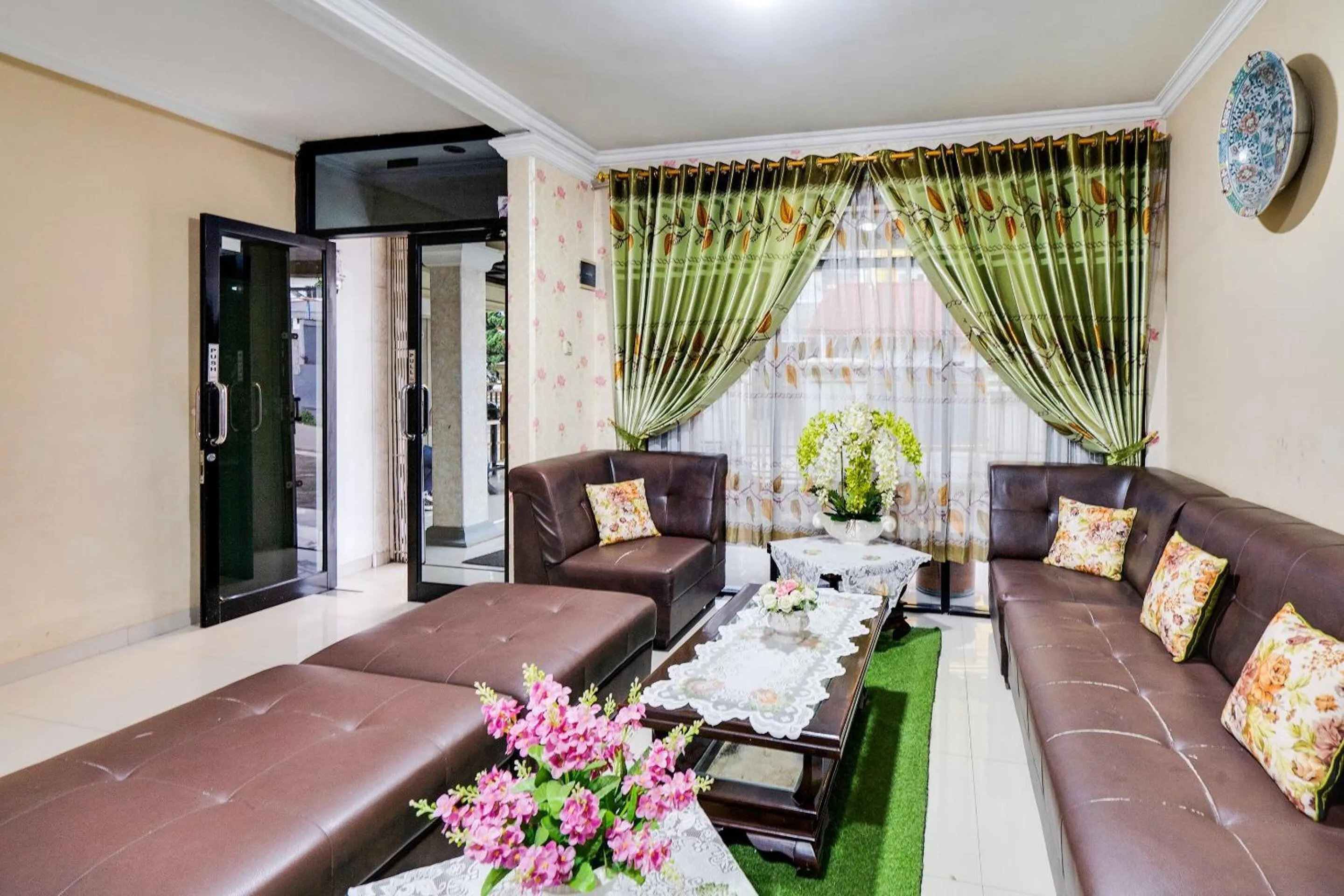 Lobby or reception in OYO Life 91994 Sawerigading Jatinangor Syariah