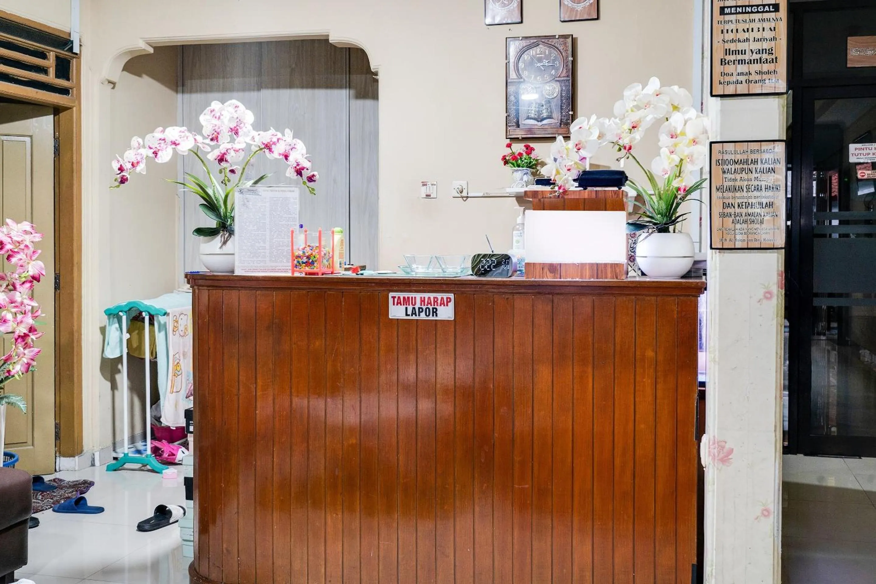 Lobby or reception in OYO Life 91994 Sawerigading Jatinangor Syariah