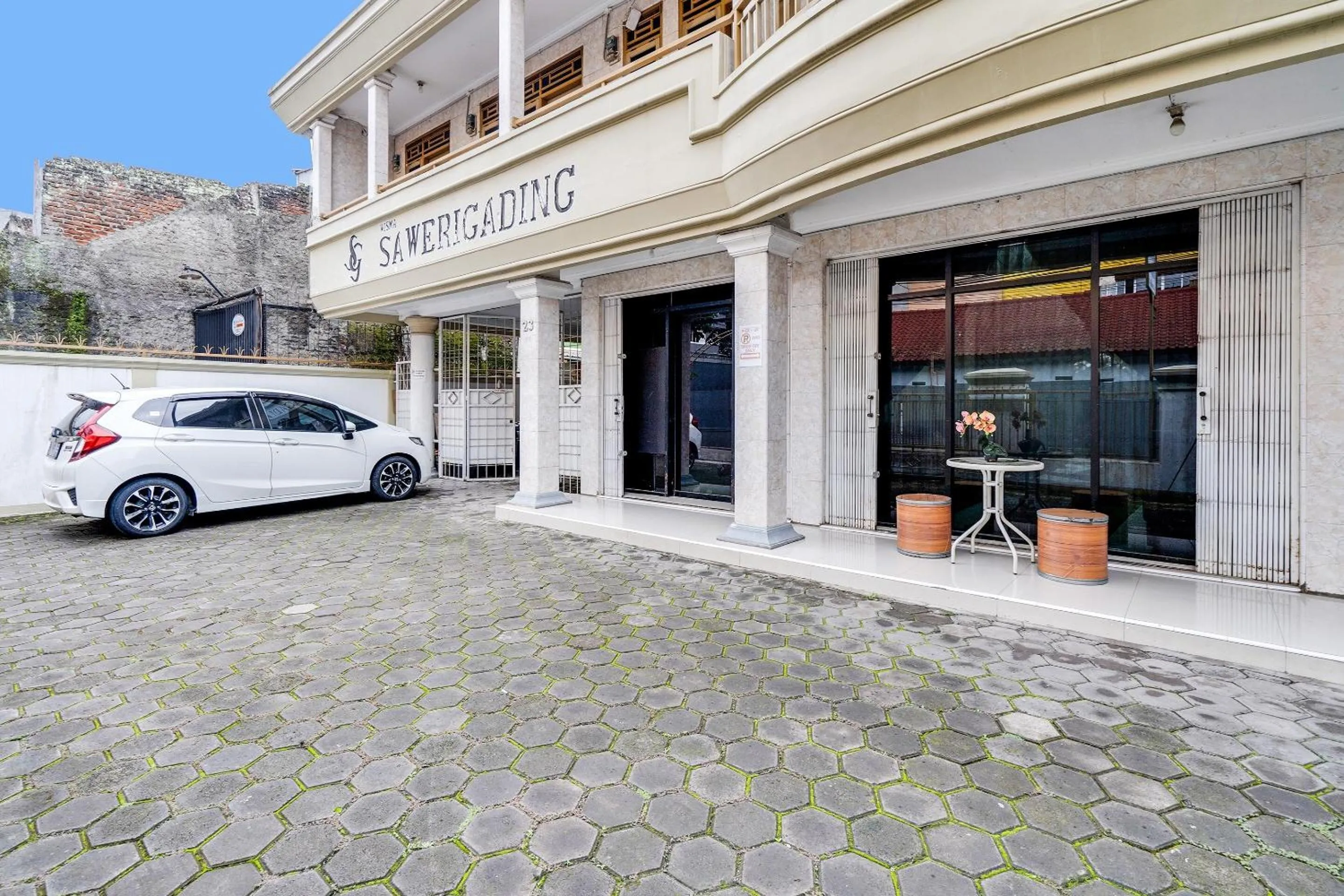 Lobby or reception in OYO Life 91994 Sawerigading Jatinangor Syariah