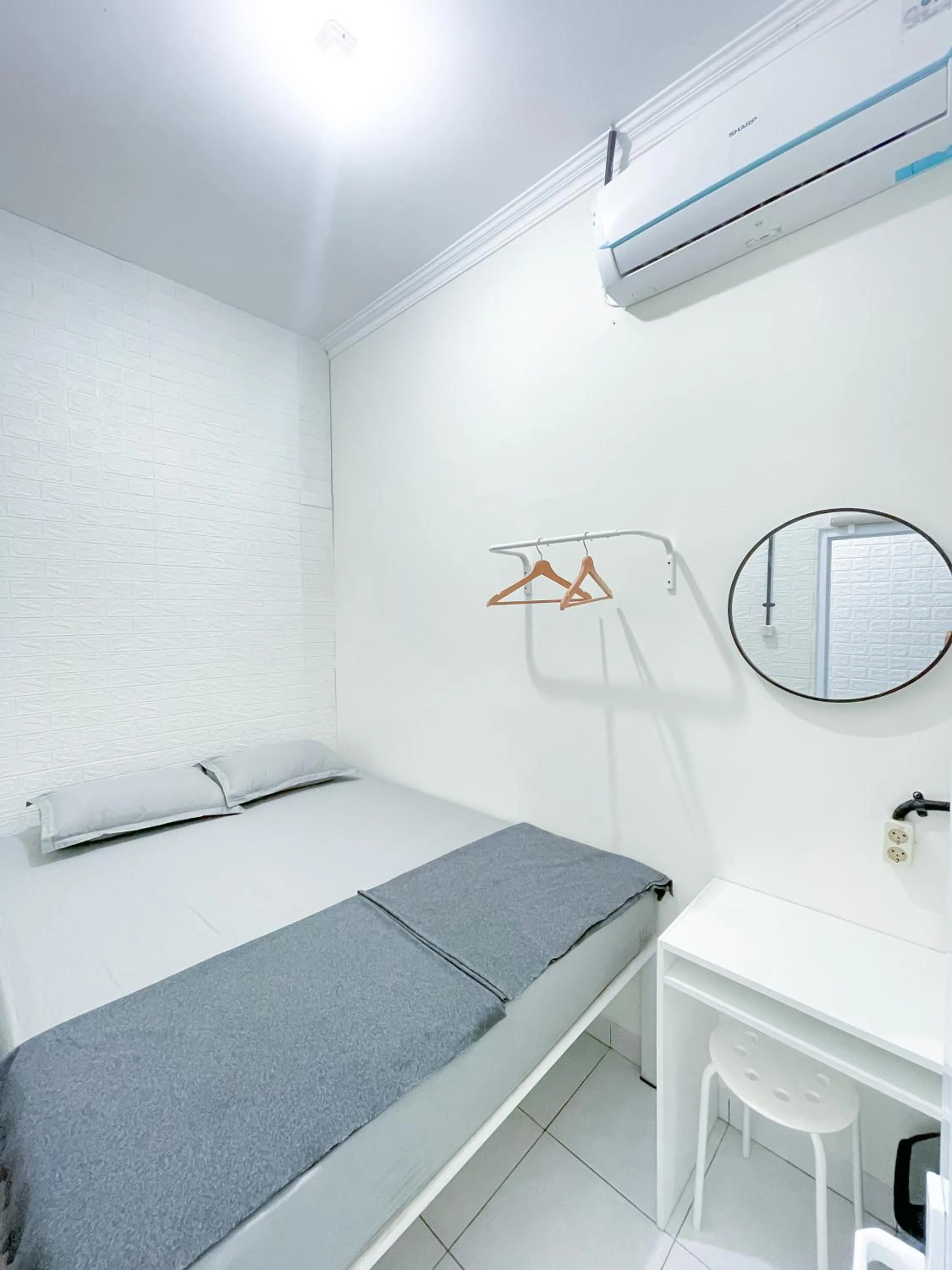 Photo of the whole room, Bed in Stay Hub
