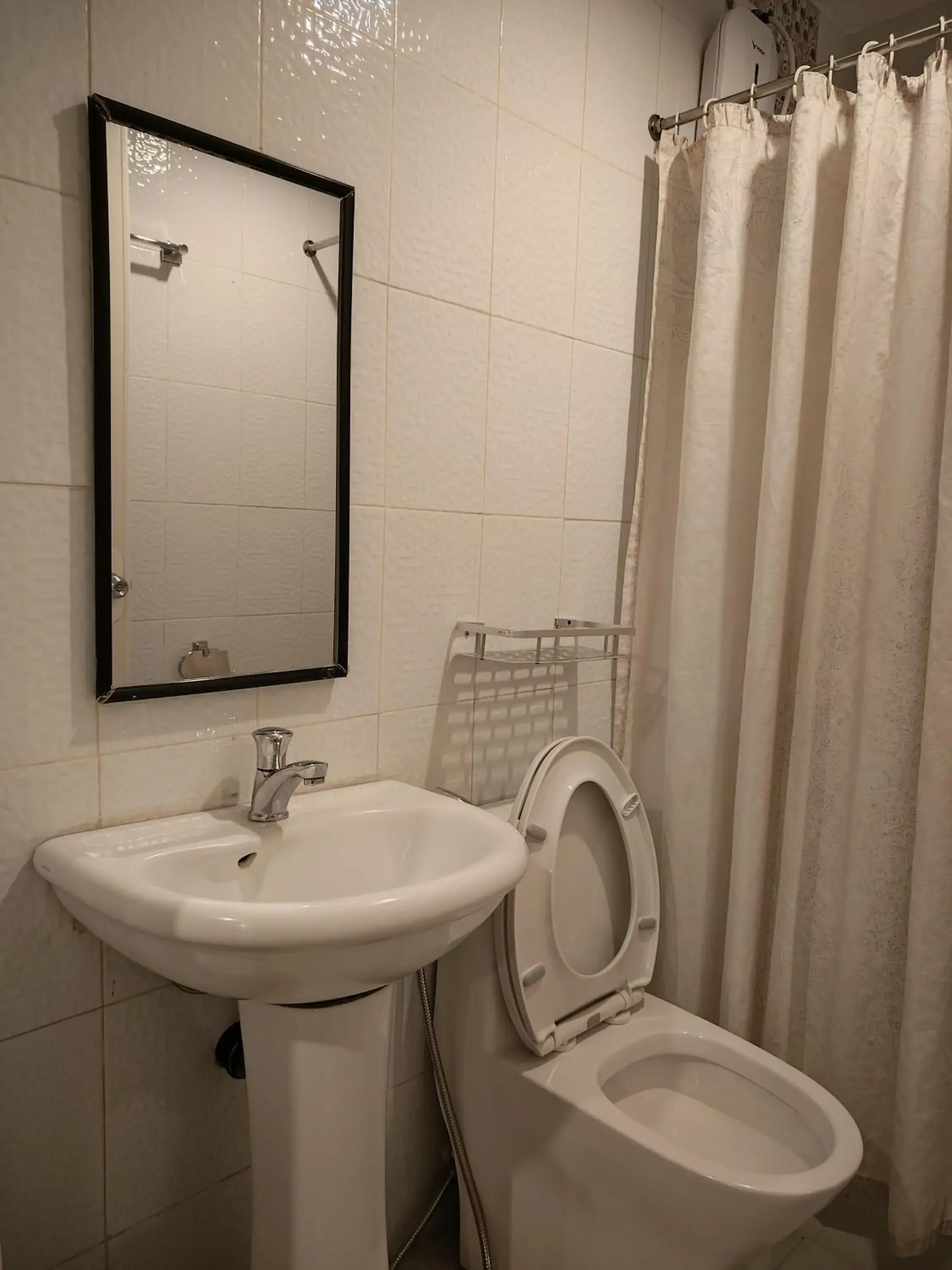 Shower in Davao Airport View Hotel Shower in Davao Airport View Hotel