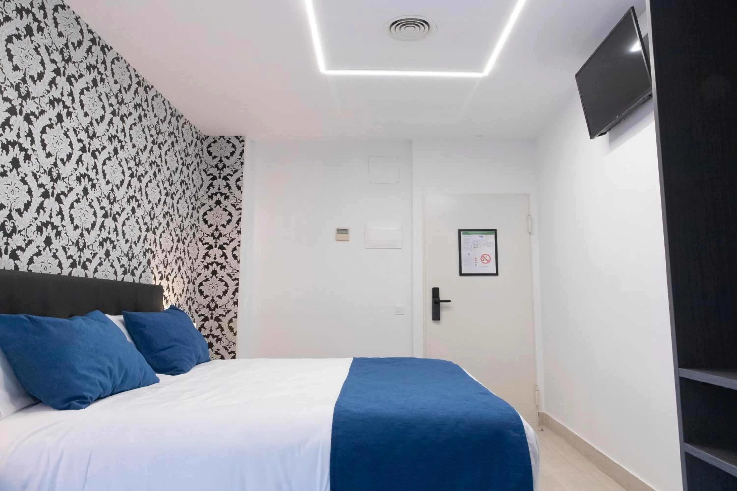 TV and multimedia, Bed in Hostal Boutique I Host You