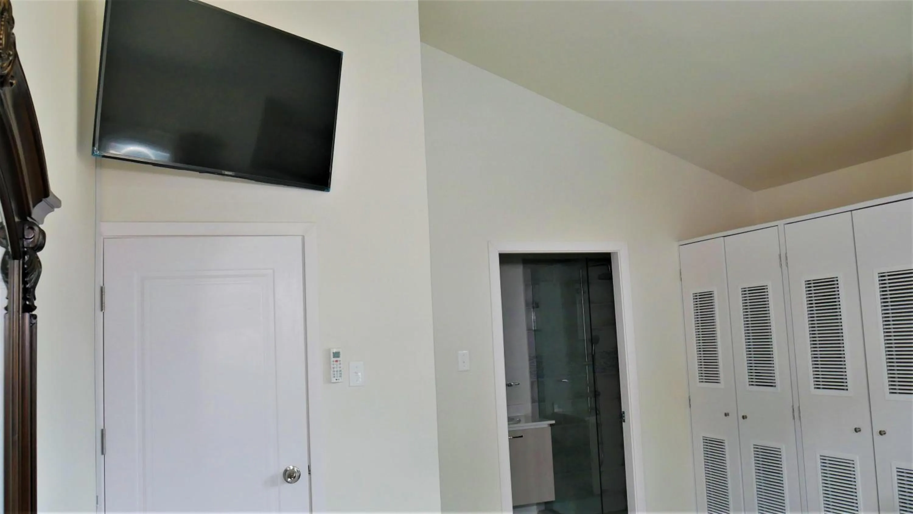 TV and multimedia in Lux Sea View Camelot Village Discovery Bay