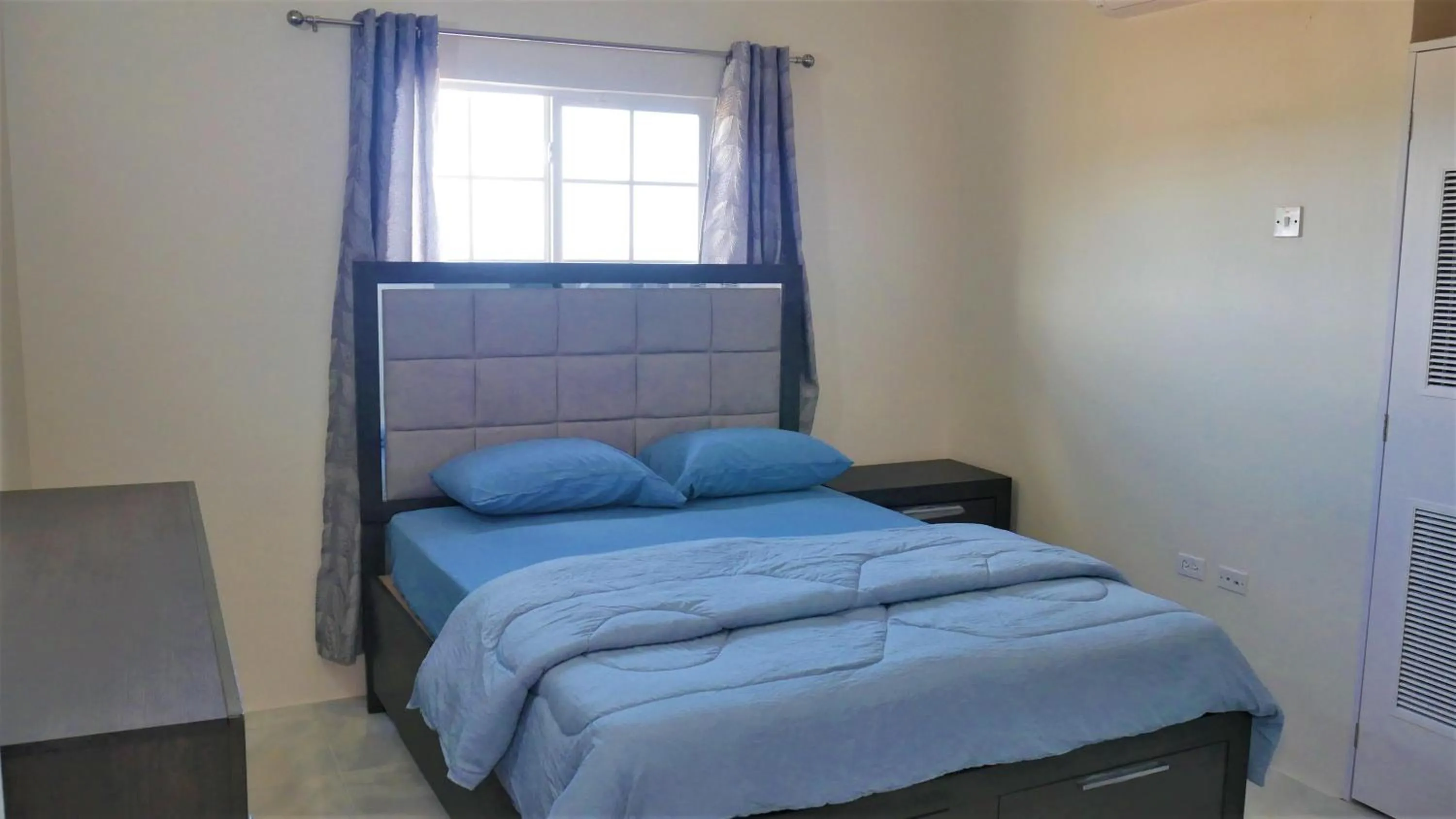 Bedroom, Bed in Lux Sea View Camelot Village Discovery Bay