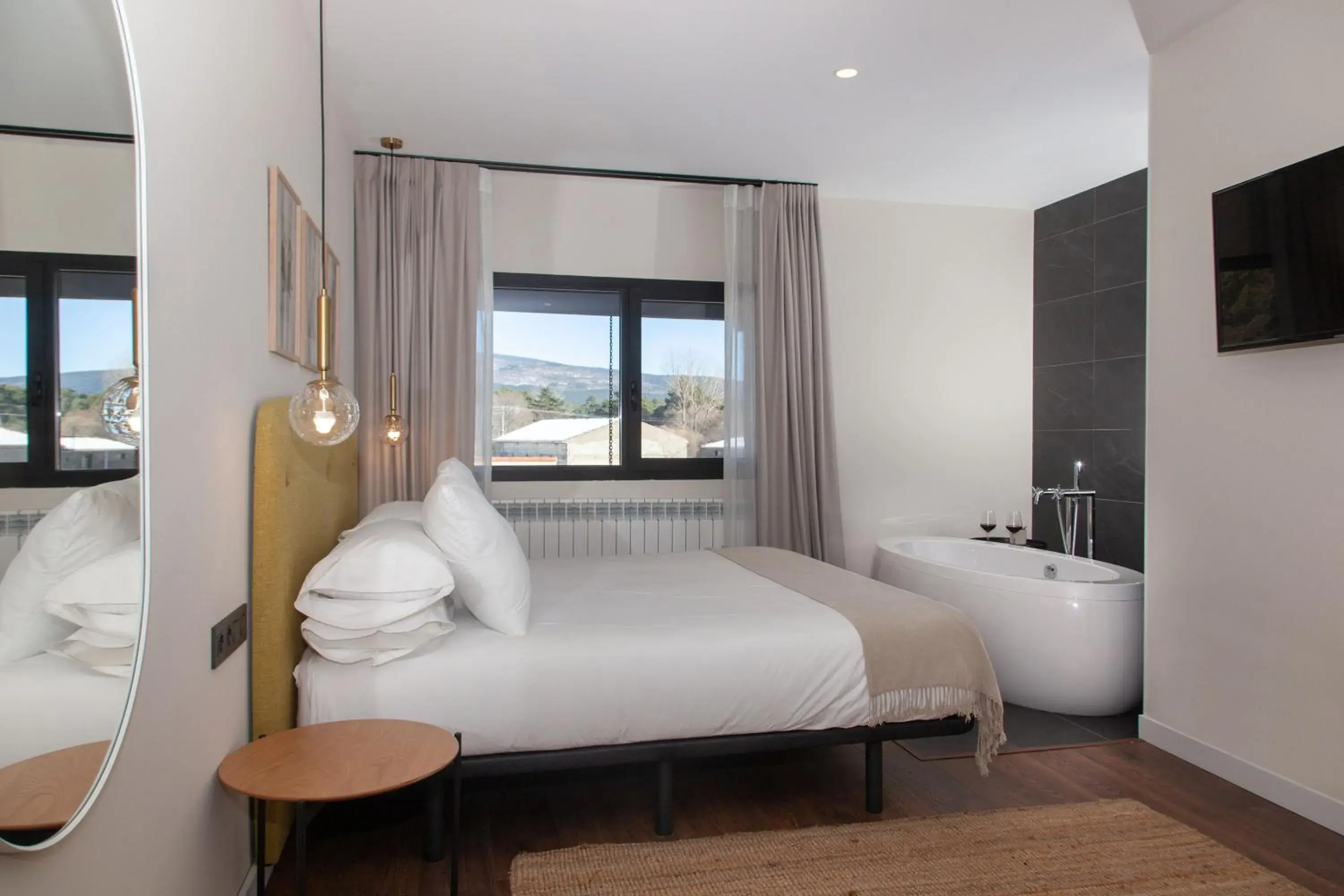 Deluxe Double Room with Bath in Duruelo Mountain Suites Deluxe Double Room with Bath in Duruelo Mountain Suites