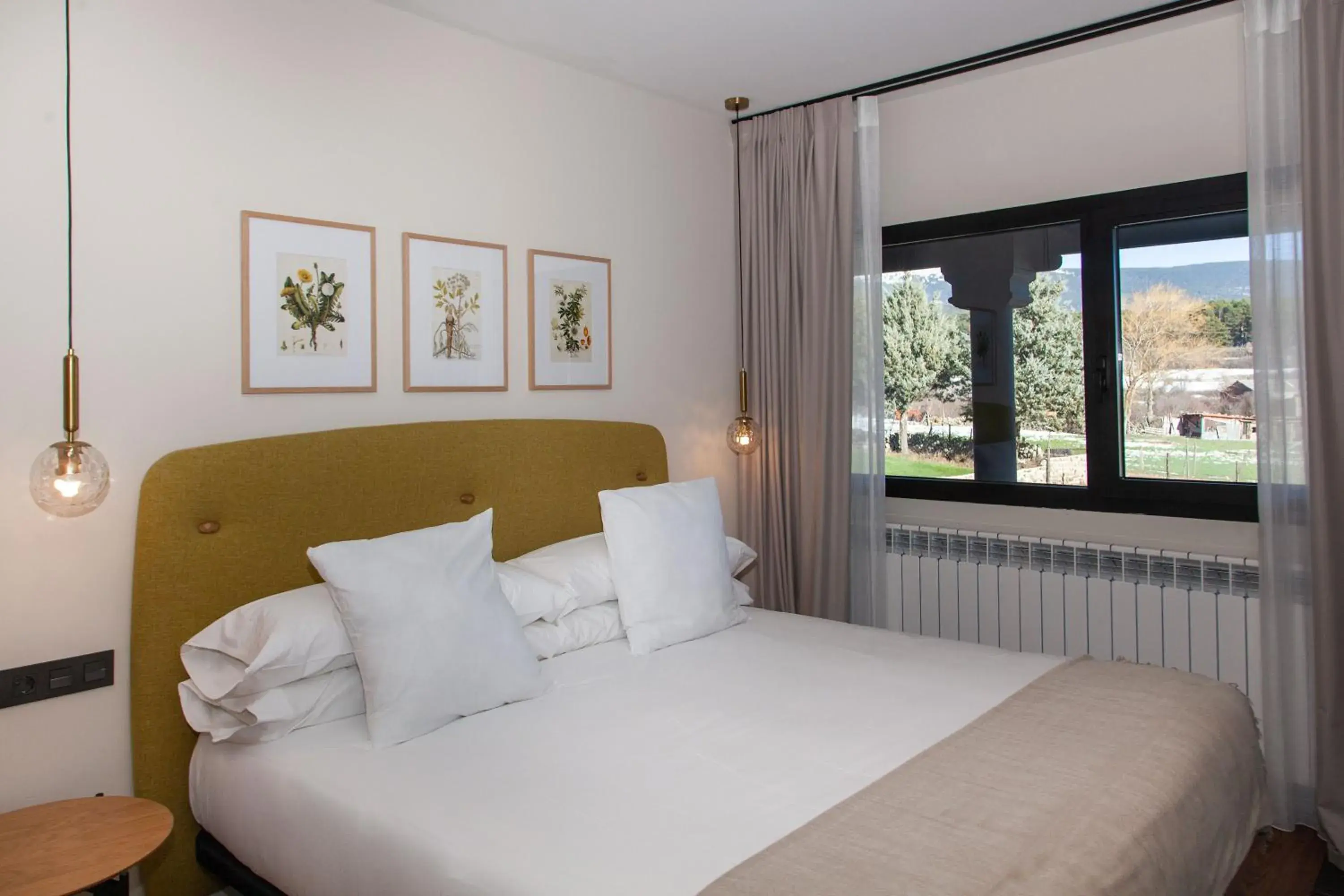 Deluxe Double Room with Bath in Duruelo Mountain Suites Deluxe Double Room with Bath in Duruelo Mountain Suites