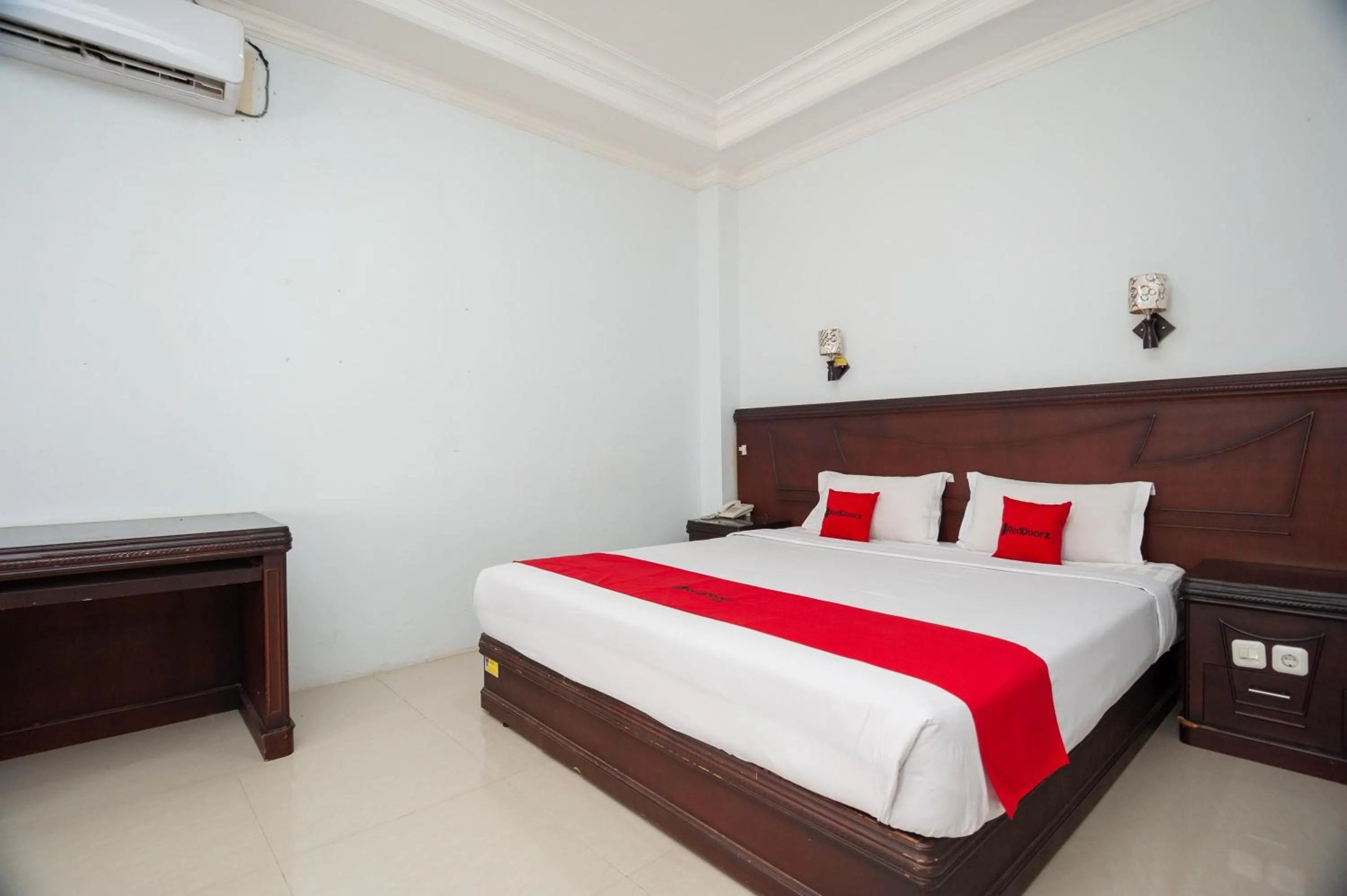 Bedroom, Bed in RedDoorz Syariah near RS Yos Sudarso Padang