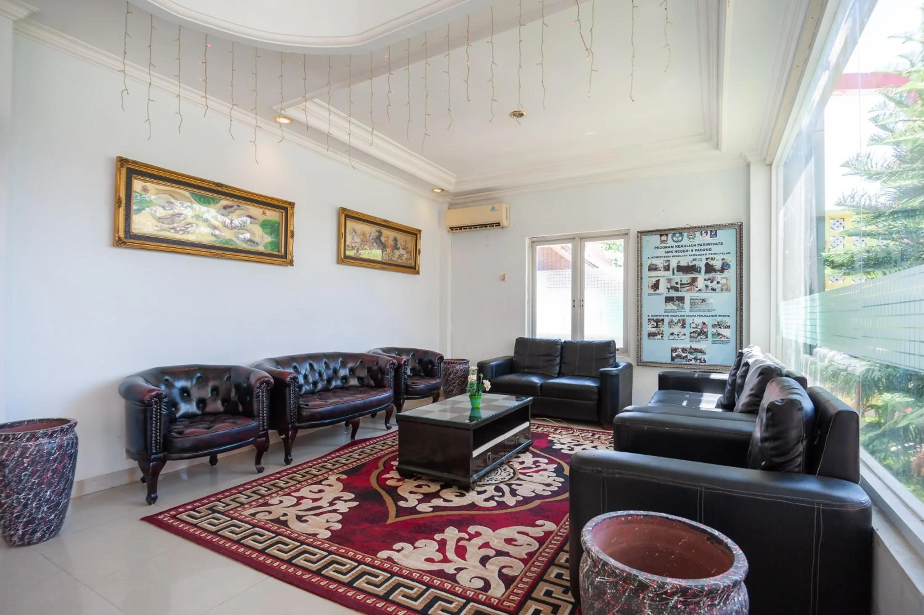 Living room in RedDoorz Syariah near RS Yos Sudarso Padang