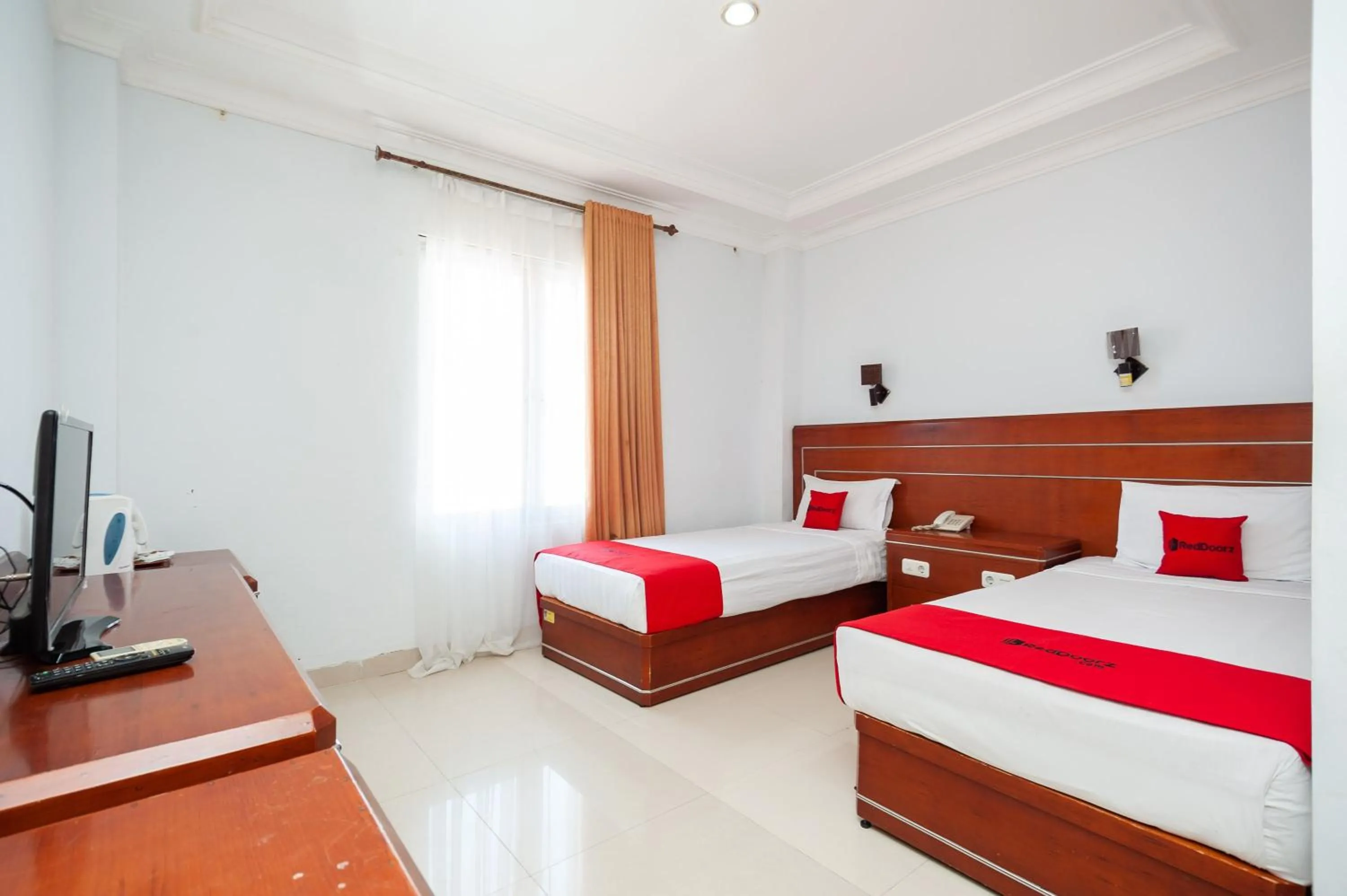Bedroom, Bed in RedDoorz Syariah near RS Yos Sudarso Padang