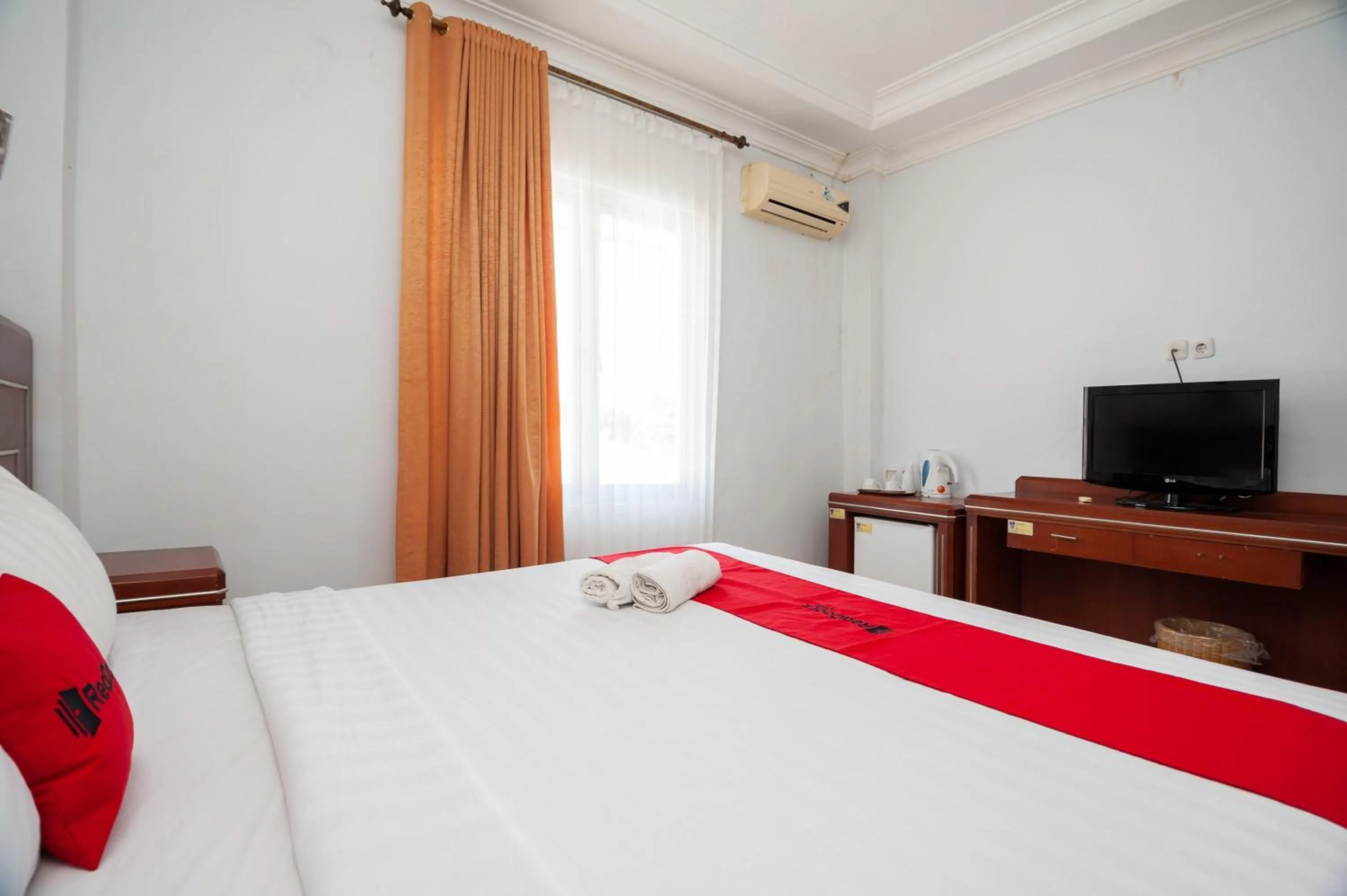 Bedroom, Bed in RedDoorz Syariah near RS Yos Sudarso Padang