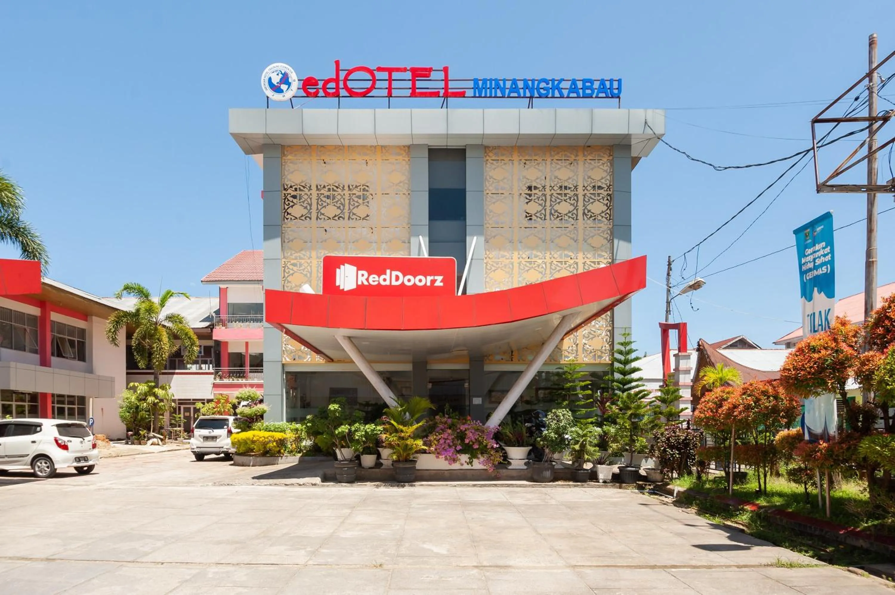Property building in RedDoorz Syariah near RS Yos Sudarso Padang