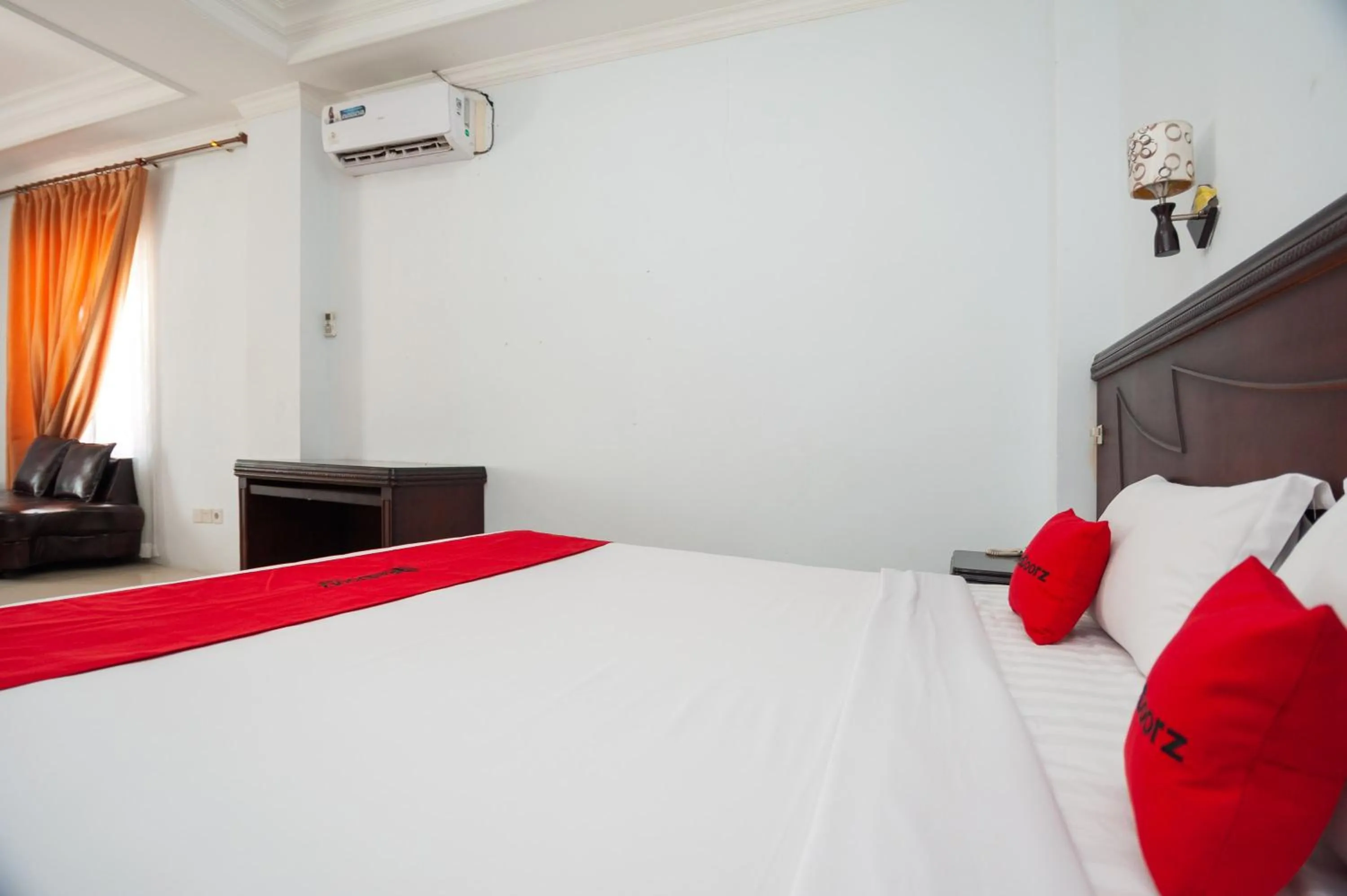 Bedroom, Bed in RedDoorz Syariah near RS Yos Sudarso Padang