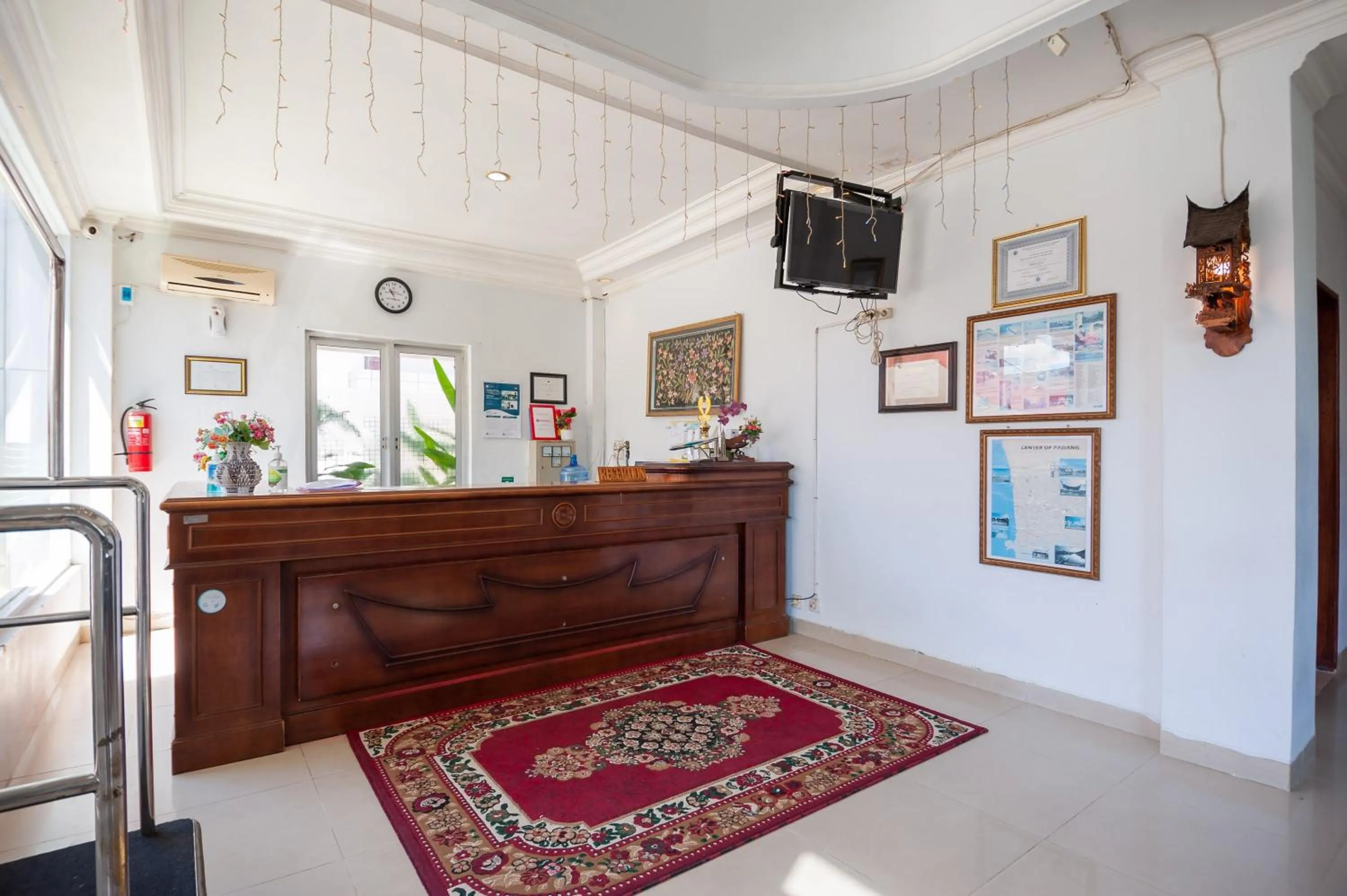 Lobby or reception in RedDoorz Syariah near RS Yos Sudarso Padang