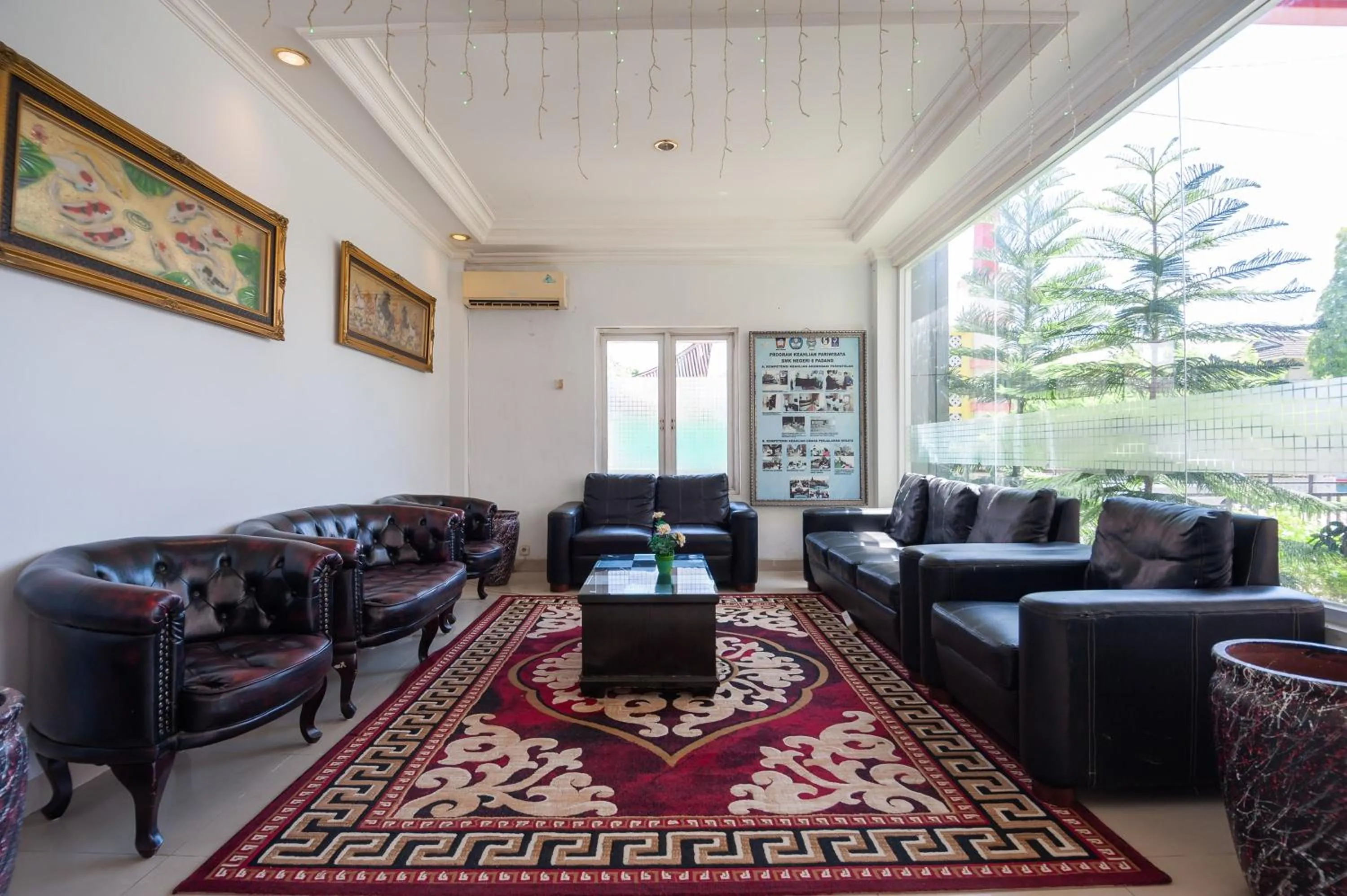 Living room in RedDoorz Syariah near RS Yos Sudarso Padang