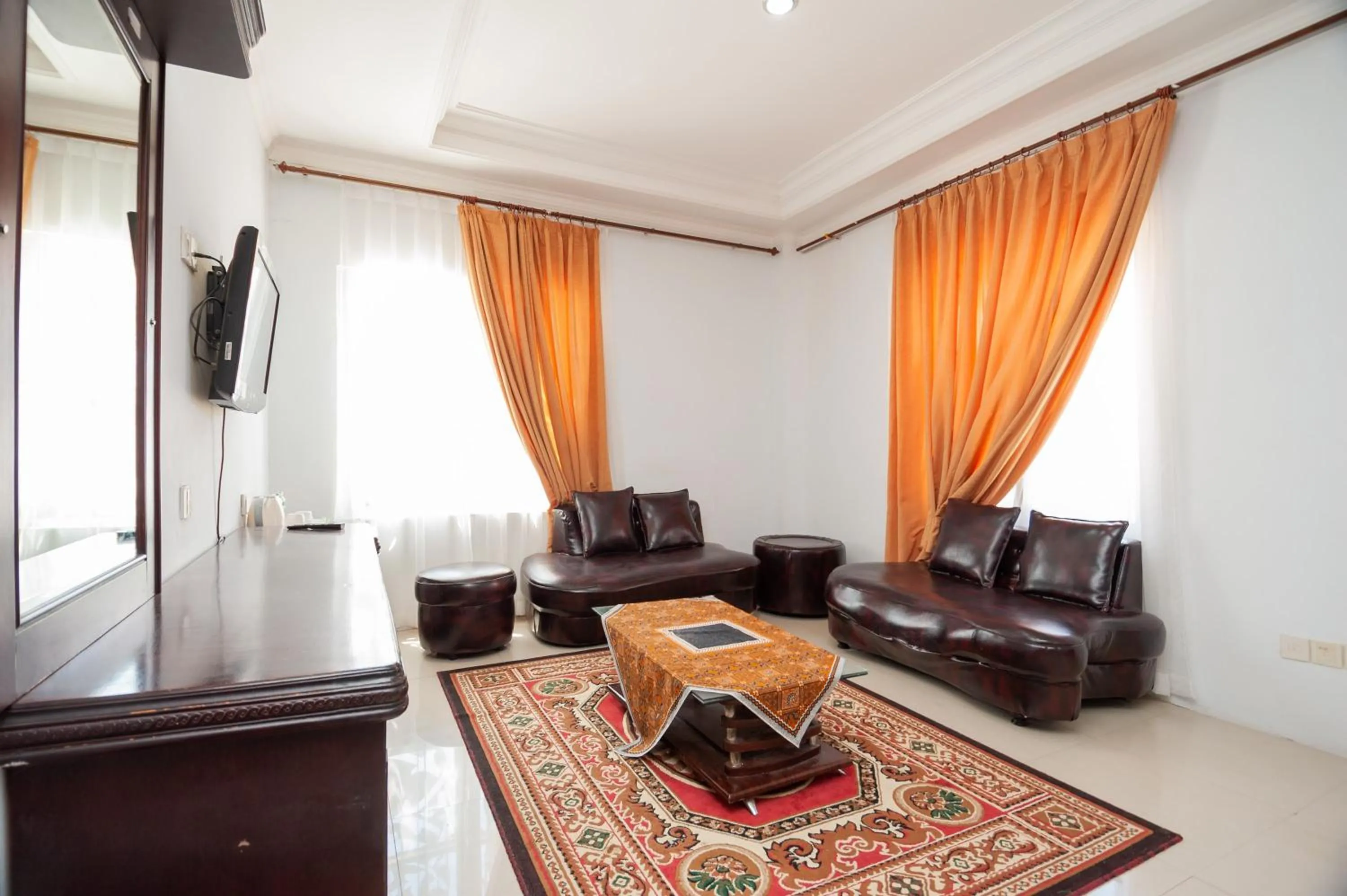 Living room in RedDoorz Syariah near RS Yos Sudarso Padang