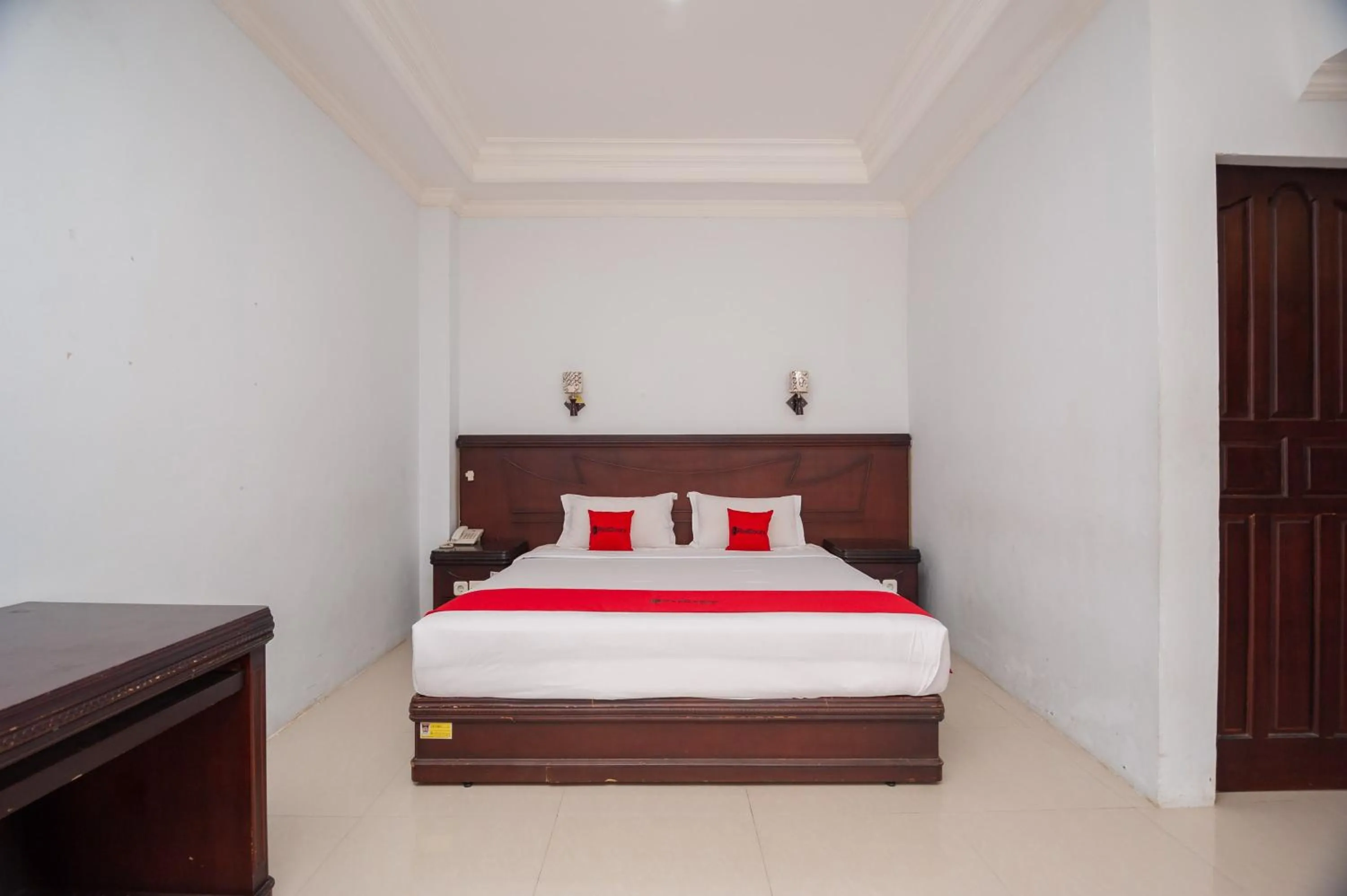 Bedroom, Bed in RedDoorz Syariah near RS Yos Sudarso Padang