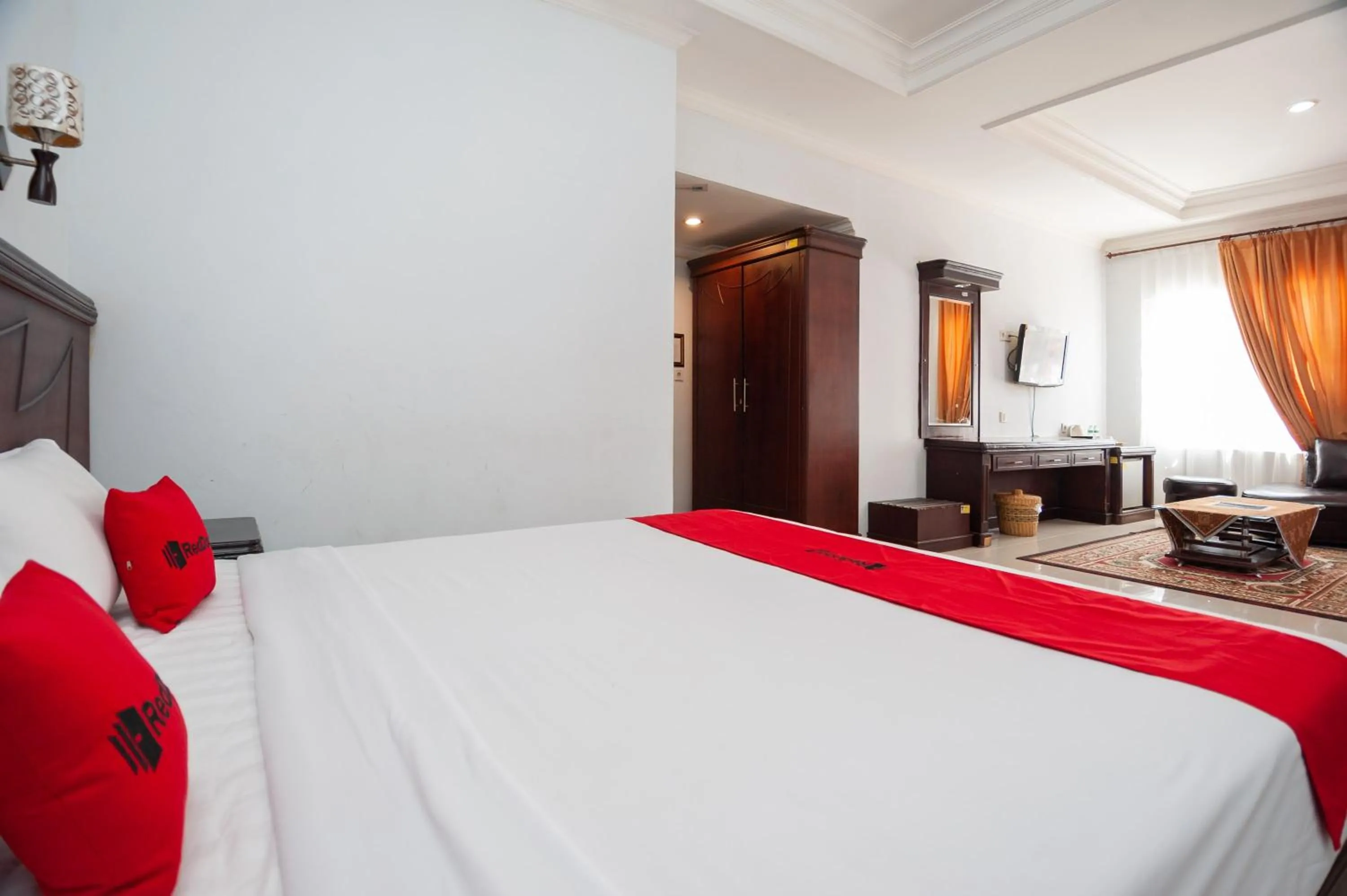 Bedroom, Bed in RedDoorz Syariah near RS Yos Sudarso Padang
