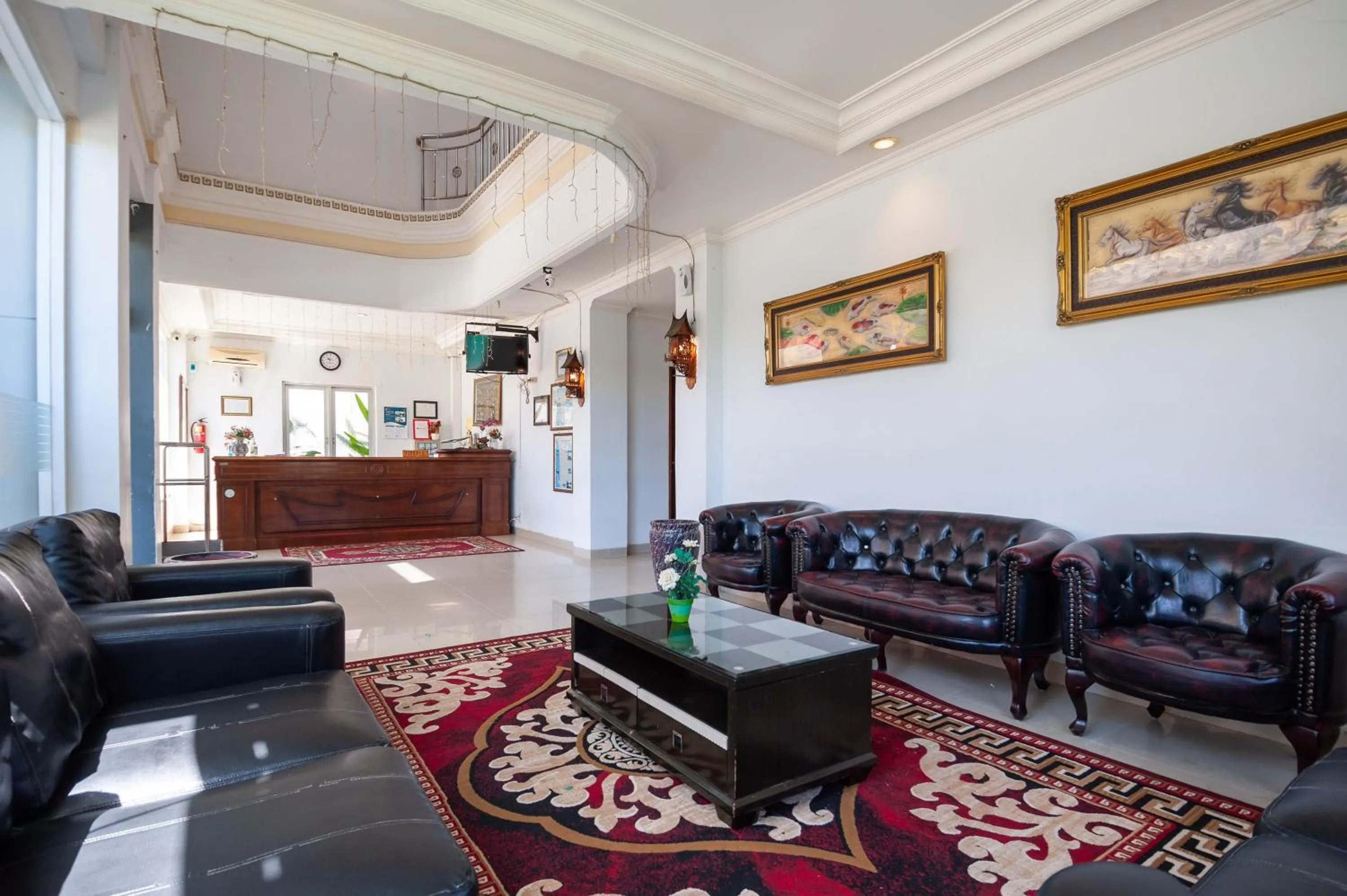 Lobby or reception in RedDoorz Syariah near RS Yos Sudarso Padang