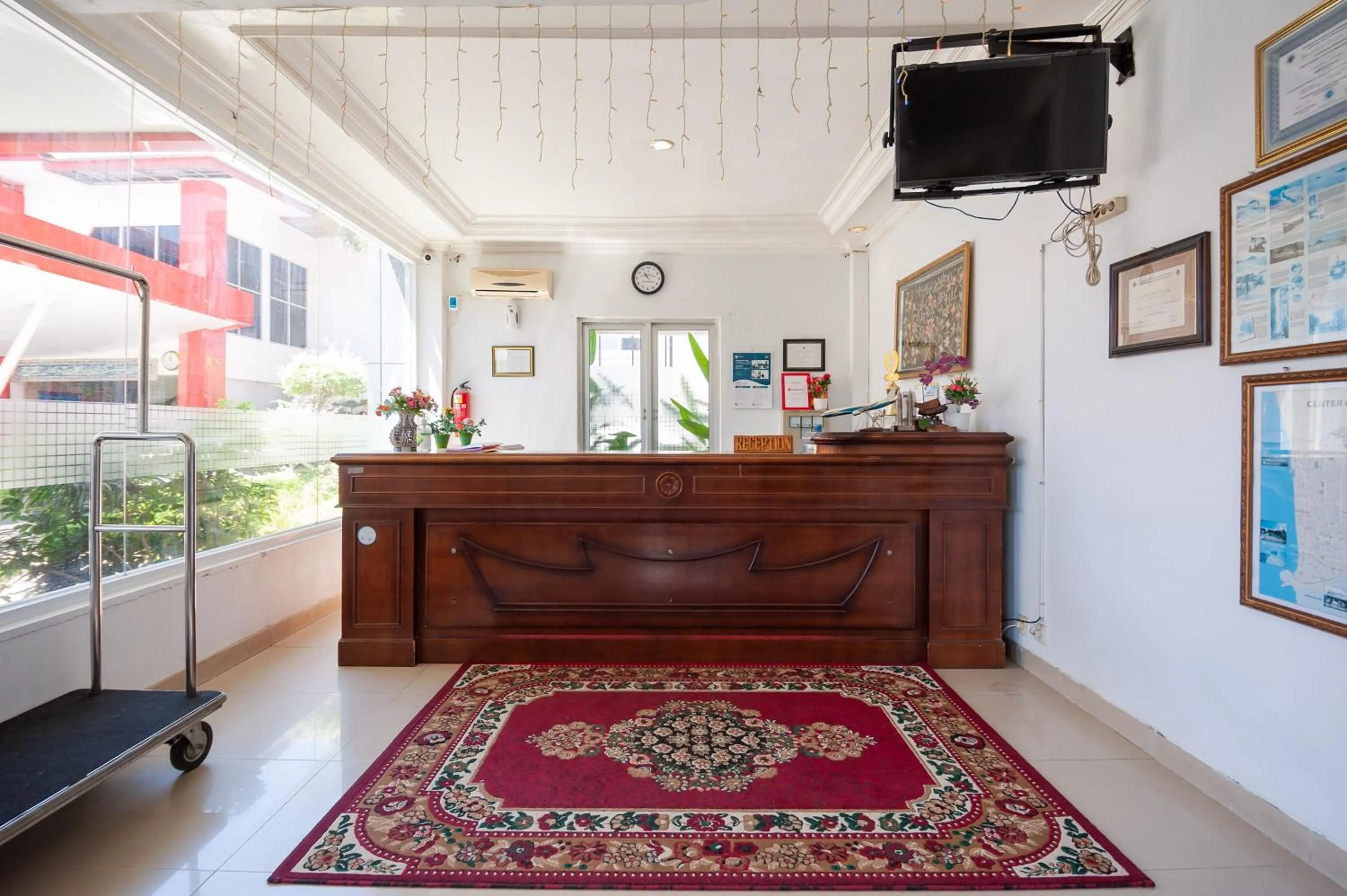 Lobby or reception in RedDoorz Syariah near RS Yos Sudarso Padang