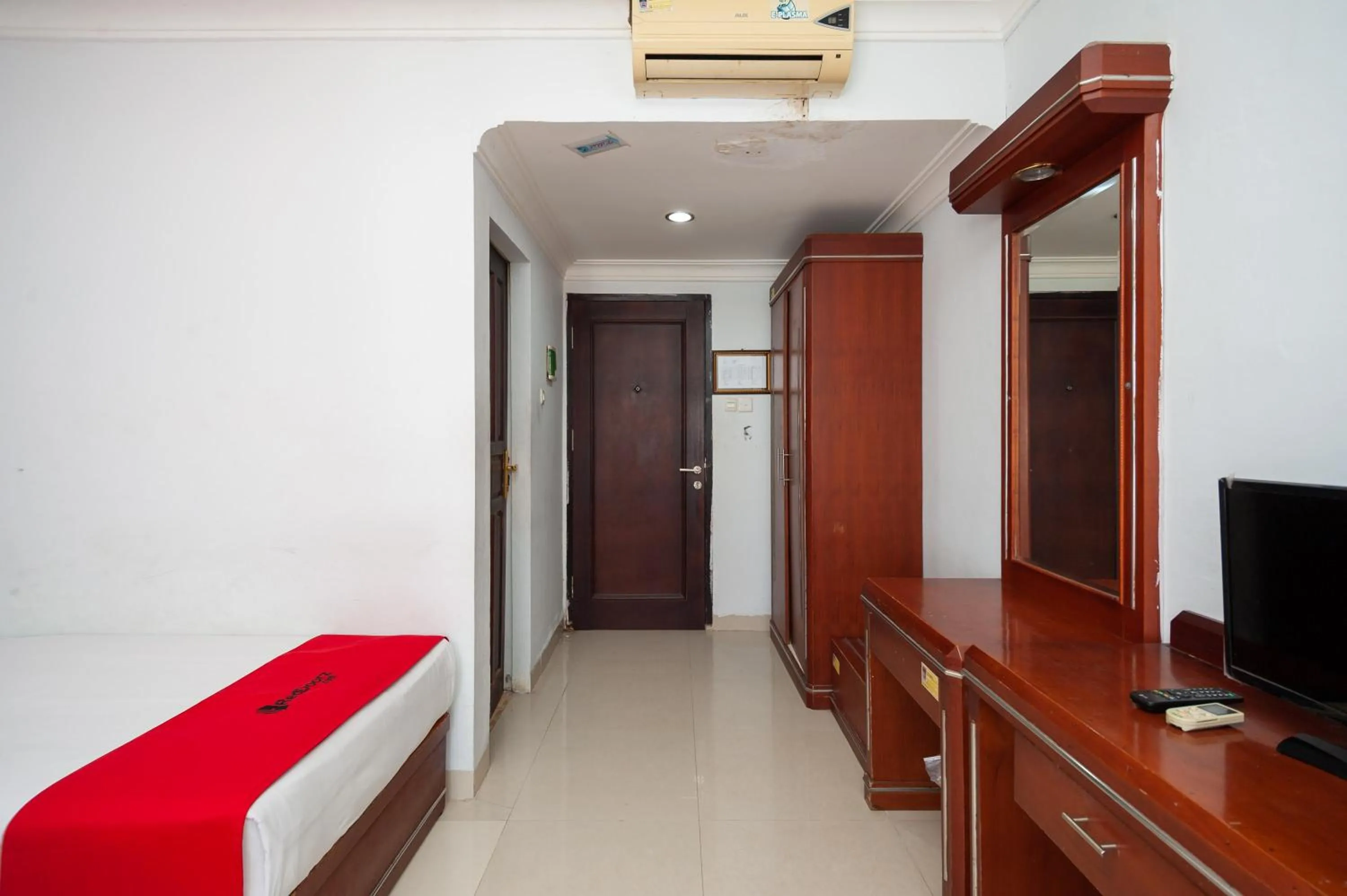 Bedroom, Bed in RedDoorz Syariah near RS Yos Sudarso Padang