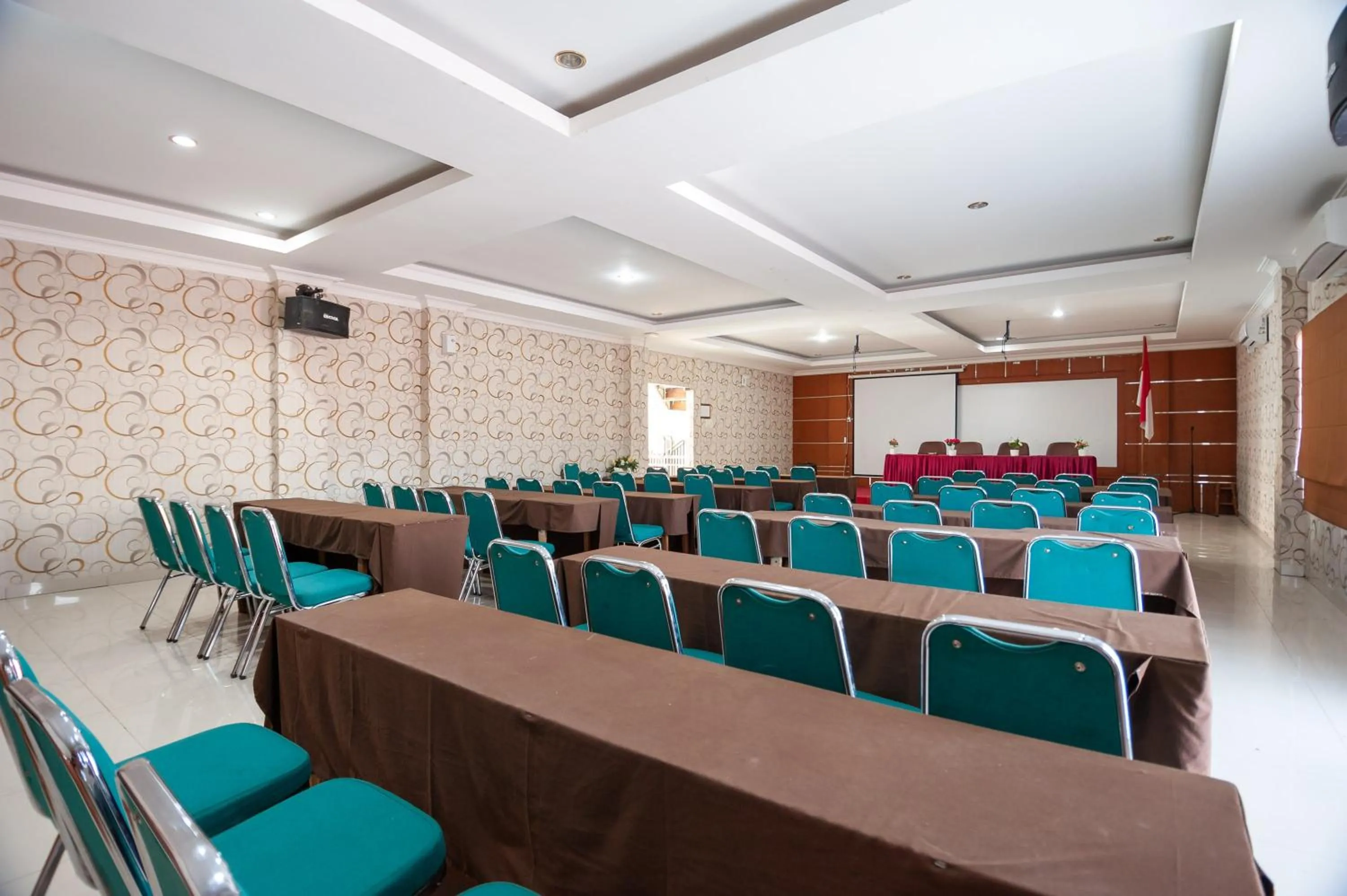 Meeting/conference room in RedDoorz Syariah near RS Yos Sudarso Padang