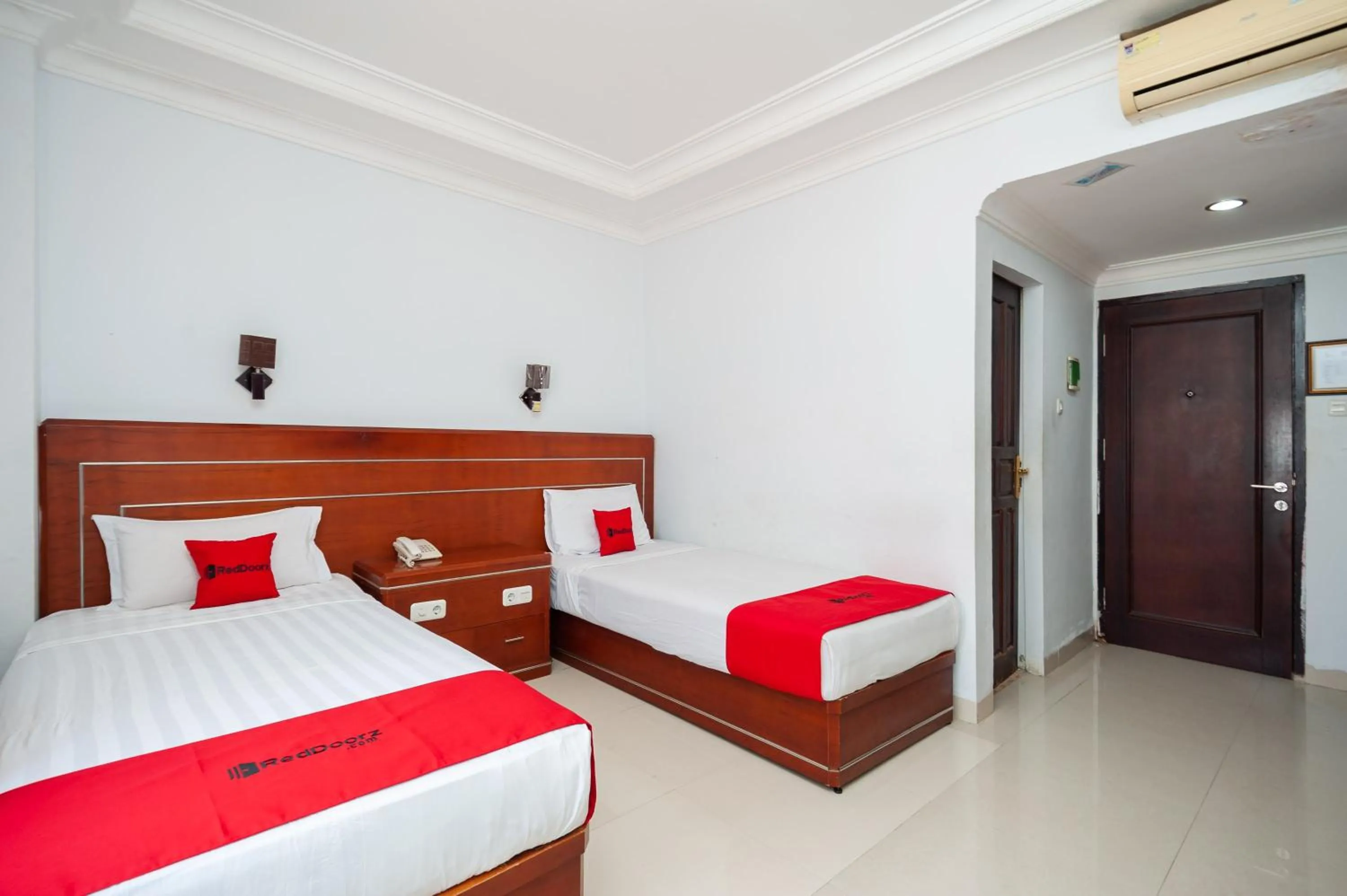 Bedroom, Bed in RedDoorz Syariah near RS Yos Sudarso Padang