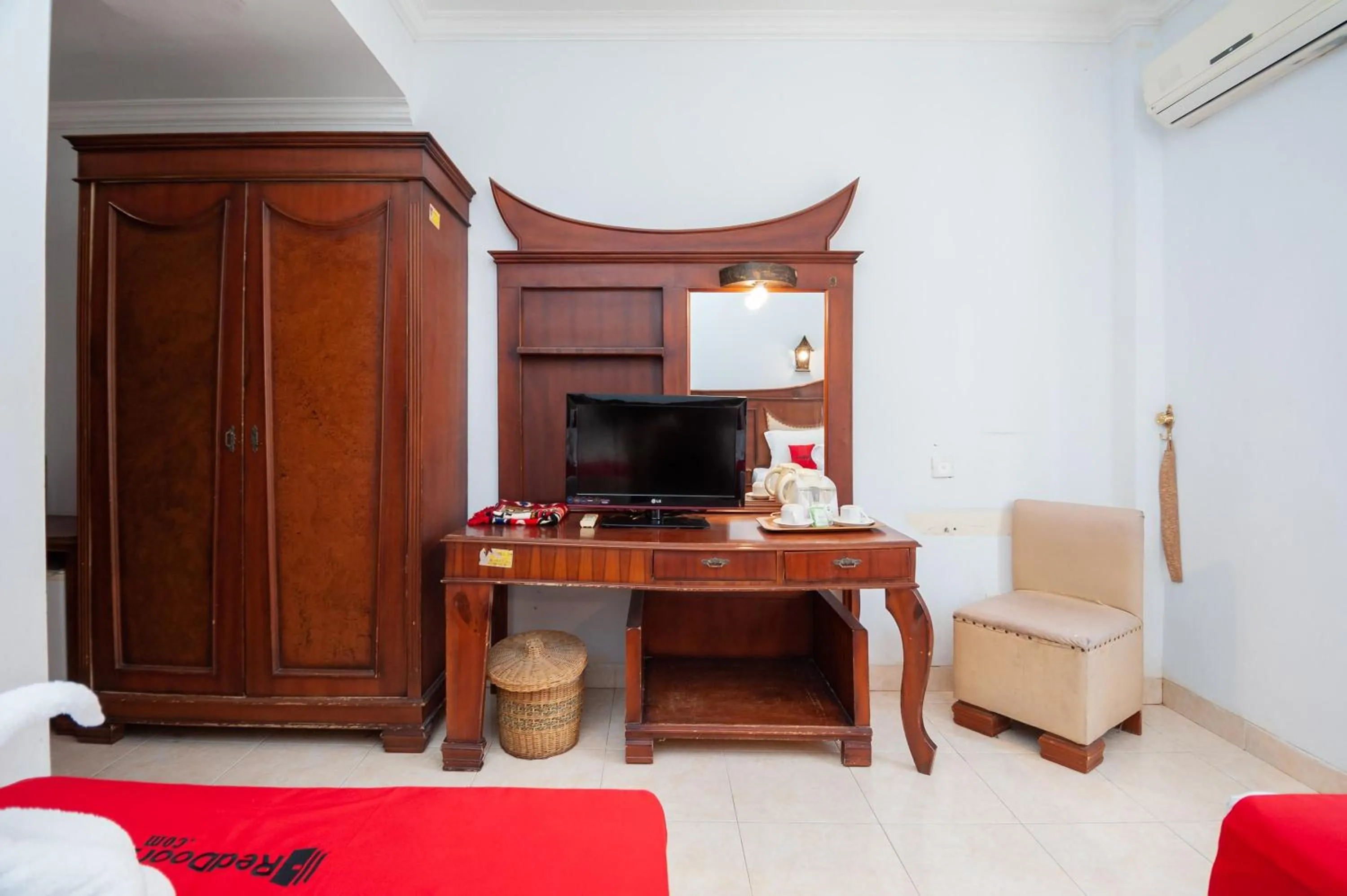 Communal lounge/ TV room in RedDoorz Syariah near RS Yos Sudarso Padang