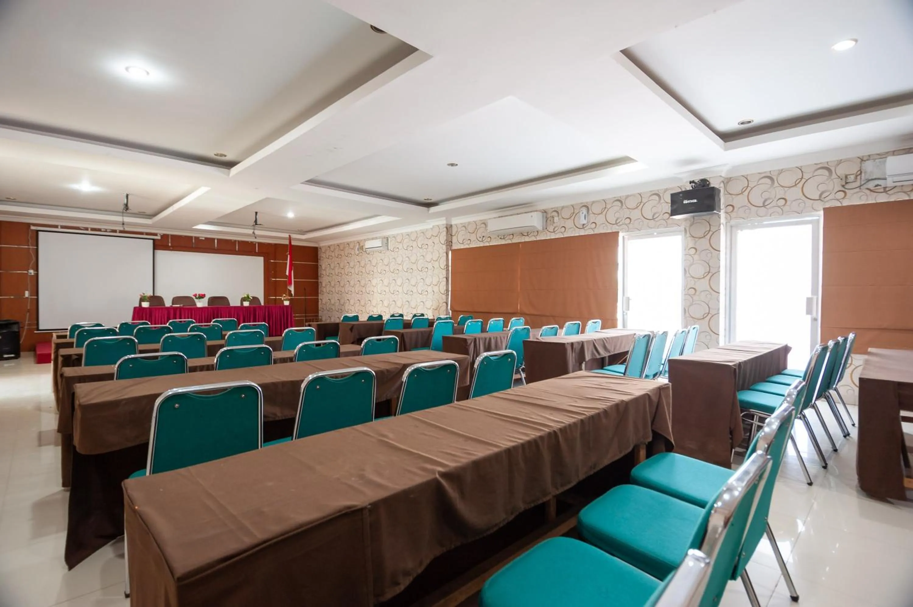 Meeting/conference room in RedDoorz Syariah near RS Yos Sudarso Padang